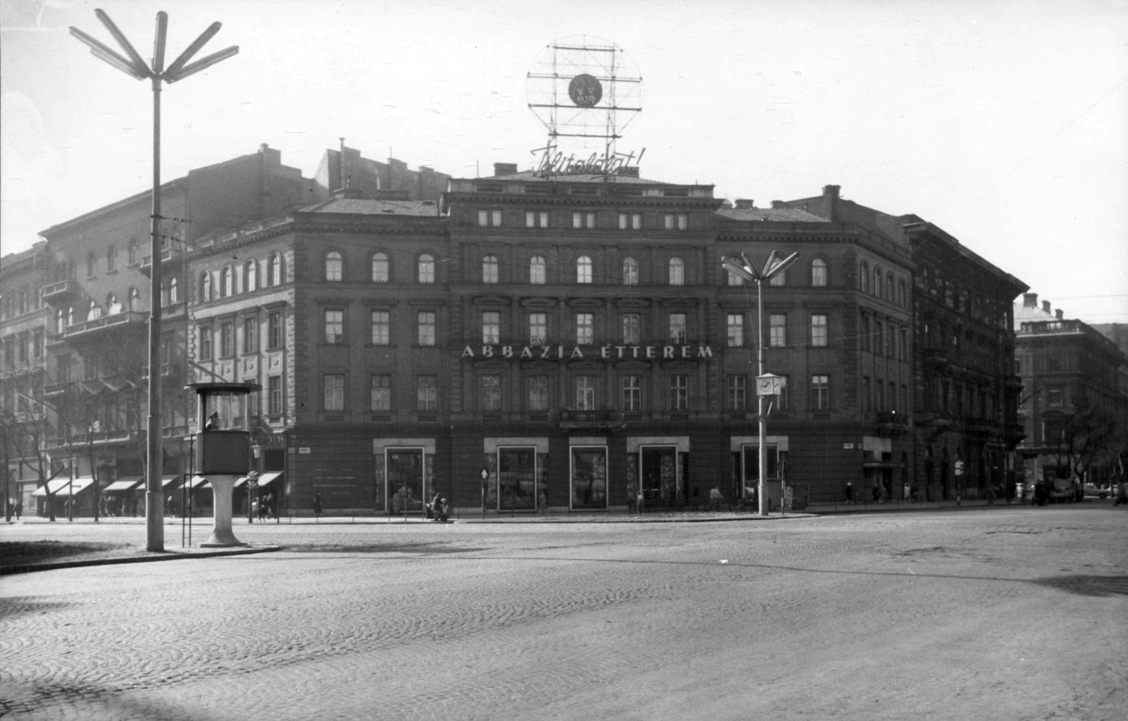 Hungary, Budapest VI., Oktogon (November 7. tér) 2., Abbázia kávéház. Jobbra az Andrássy út (Népköztársaság útja), balra a Teréz (Lenin) körút. A kép forrását kérjük így adja meg: Fortepan / Budapest Főváros Levéltára. Levéltári jelzet: HU_BFL_XV_19_c_11, 1960, Budapest Főváros Levéltára / Városrendezési és Építészeti Osztályának fényképei, A Fővárosi Tanács VB Városrendezési és Építészeti Osztályának, Budapest, pulpit for police officers, neon sign, public clock, Fortepan #102248
