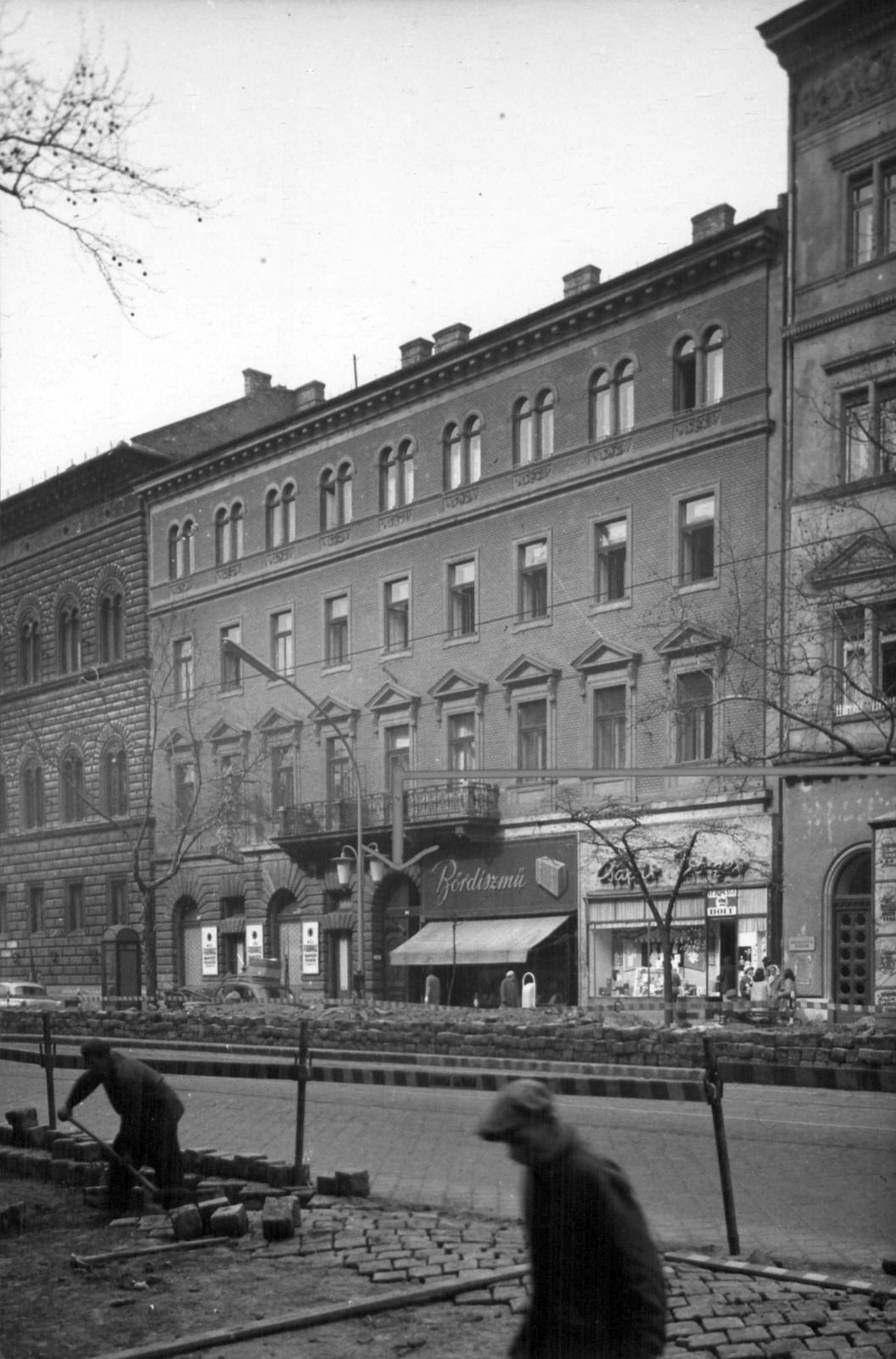 Hungary, Budapest VI., Teréz körút 11. (Lenin körút 65.). A kép forrását kérjük így adja meg: Fortepan / Budapest Főváros Levéltára. Levéltári jelzet: HU_BFL_XV_19_c_11, 1960, Budapest Főváros Levéltára / Városrendezési és Építészeti Osztályának fényképei, A Fővárosi Tanács VB Városrendezési és Építészeti Osztályának, Budapest, street repair, paper shop, leather goods, Fortepan #102254