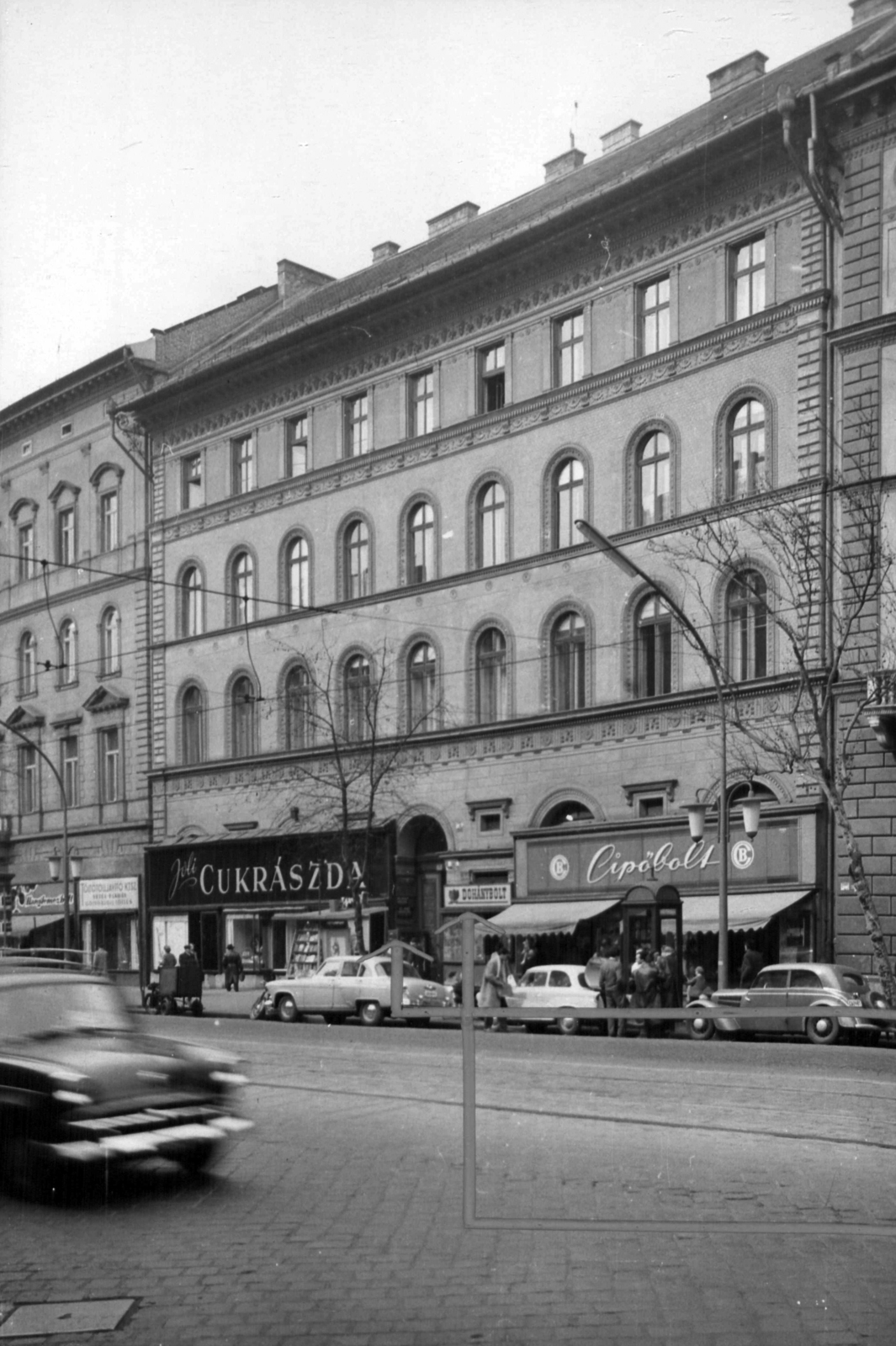 Magyarország, Budapest VI., Teréz körút 25. (Lenin körút 79.). A kép forrását kérjük így adja meg: Fortepan / Budapest Főváros Levéltára. Levéltári jelzet: HU_BFL_XV_19_c_11, 1960, Budapest Főváros Levéltára / Városrendezési és Építészeti Osztályának fényképei, A Fővárosi Tanács VB Városrendezési és Építészeti Osztályának, Budapest, cipőbolt, cukrászda, Fortepan #102258