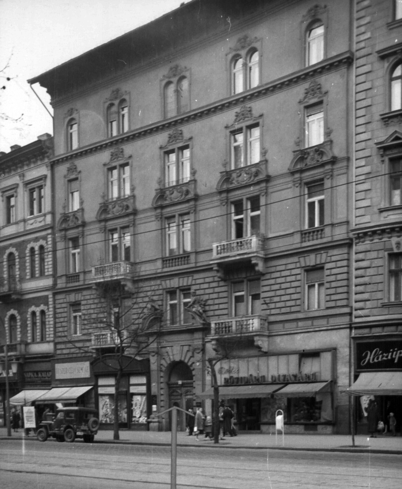 Hungary, Budapest VI., Teréz körút 33. (Lenin körút 87.). A kép forrását kérjük így adja meg: Fortepan / Budapest Főváros Levéltára. Levéltári jelzet: HU_BFL_XV_19_c_11, 1960, Budapest Főváros Levéltára / Városrendezési és Építészeti Osztályának fényképei, A Fővárosi Tanács VB Városrendezési és Építészeti Osztályának, Budapest, off-roader, Fashion store, Fortepan #102262