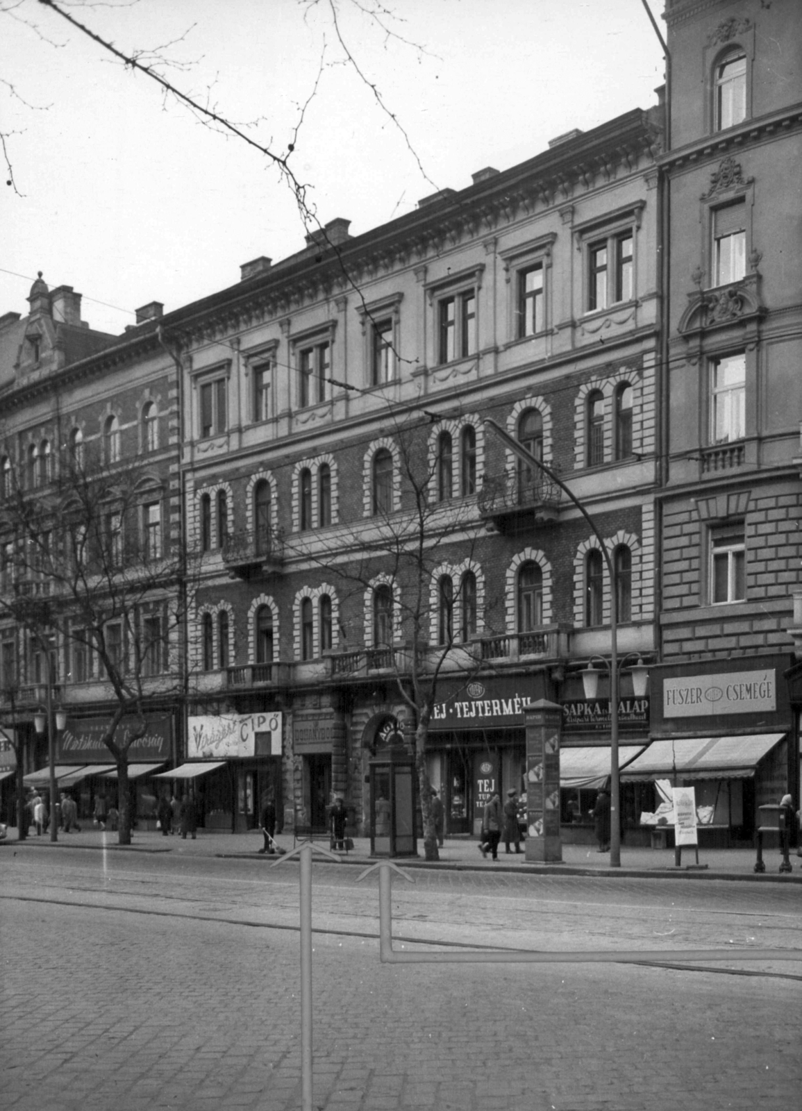 Hungary, Budapest VI., Teréz körút 35. (Lenin körút 89.). A kép forrását kérjük így adja meg: Fortepan / Budapest Főváros Levéltára. Levéltári jelzet: HU_BFL_XV_19_c_11, 1960, Budapest Főváros Levéltára / Városrendezési és Építészeti Osztályának fényképei, A Fővárosi Tanács VB Városrendezési és Építészeti Osztályának, Budapest, shoe store, dairy, hat shop, grocery store, Fortepan #102263