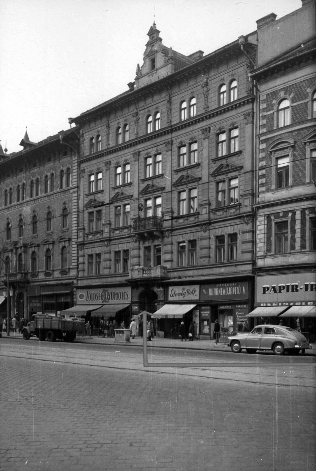 Hungary, Budapest VI., Teréz körút 39. (Lenin körút 93.). A kép forrását kérjük így adja meg: Fortepan / Budapest Főváros Levéltára. Levéltári jelzet: HU_BFL_XV_19_c_11, 1960, Budapest Főváros Levéltára / Városrendezési és Építészeti Osztályának fényképei, A Fővárosi Tanács VB Városrendezési és Építészeti Osztályának, Budapest, greengrocer, candy store, clothing repair, Fortepan #102265