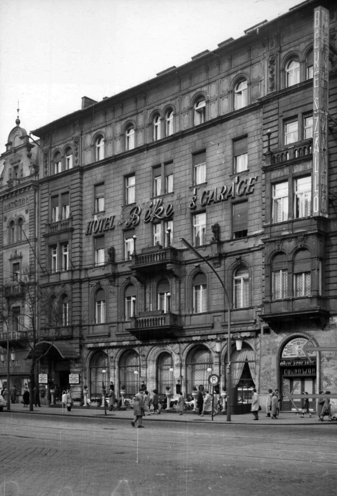 Hungary, Budapest VI., Teréz körút 43. (Lenin körút 97.), Béke szálló. A kép forrását kérjük így adja meg: Fortepan / Budapest Főváros Levéltára. Levéltári jelzet: HU_BFL_XV_19_c_11, 1960, Budapest Főváros Levéltára / Városrendezési és Építészeti Osztályának fényképei, A Fővárosi Tanács VB Városrendezési és Építészeti Osztályának, street view, Budapest, Fortepan #102267