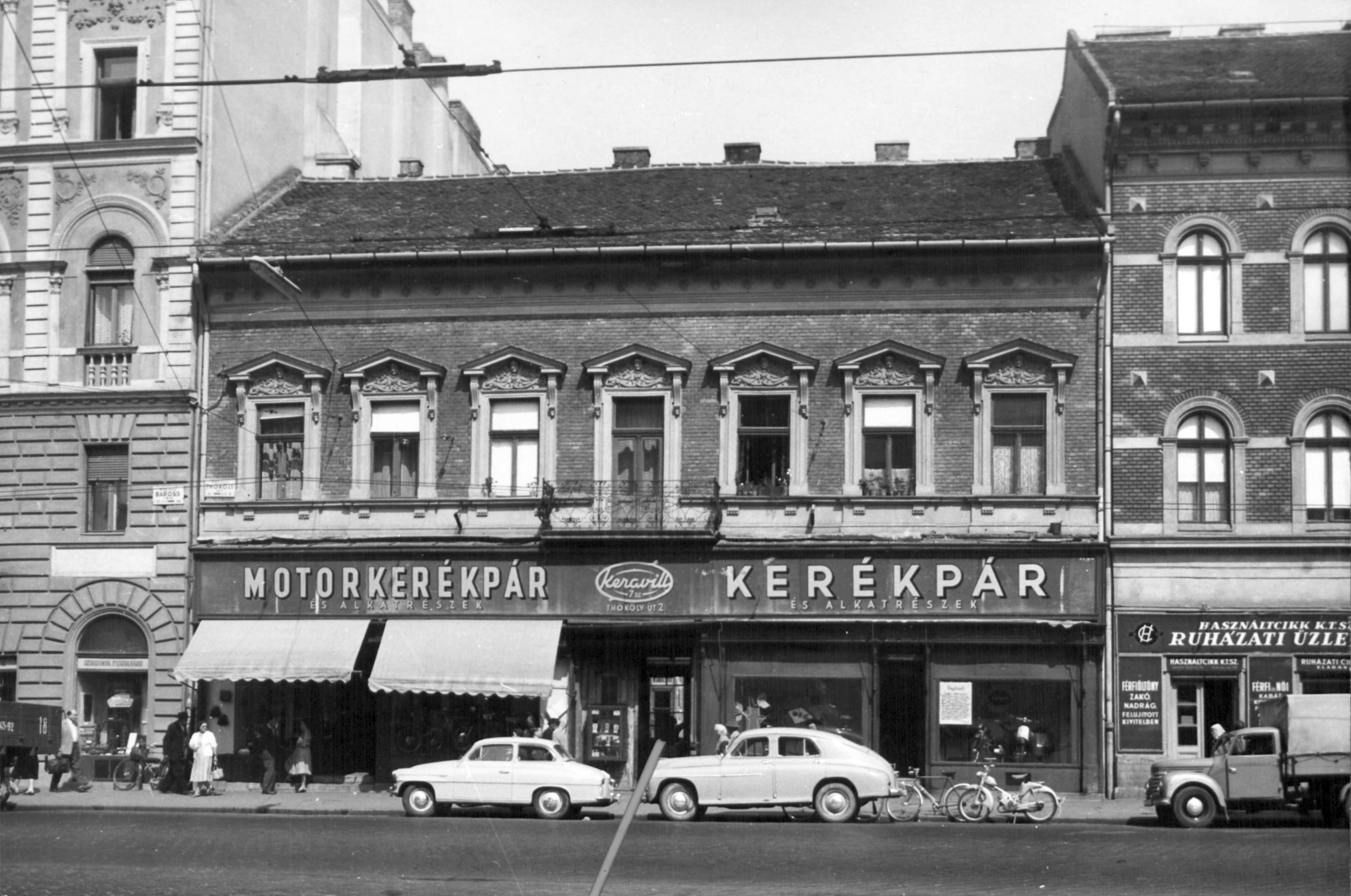 Magyarország, Budapest VII., Thököly út 2. A kép forrását kérjük így adja meg: Fortepan / Budapest Főváros Levéltára. Levéltári jelzet: HU_BFL_XV_19_c_11, 1961, Budapest Főváros Levéltára / Városrendezési és Építészeti Osztályának fényképei, A Fővárosi Tanács VB Városrendezési és Építészeti Osztályának, Budapest, kerékpár, kerékpárszerelő, motorkereskedés, Fortepan #102272