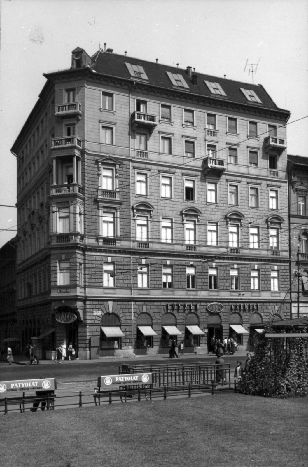 Magyarország, Budapest VII., Thököly út 8., Nefelejcs utca sarok a Keleti pályaudvar felől nézve. A kép forrását kérjük így adja meg: Fortepan / Budapest Főváros Levéltára. Levéltári jelzet: HU_BFL_XV_19_c_11, 1961, Budapest Főváros Levéltára / Városrendezési és Építészeti Osztályának fényképei, A Fővárosi Tanács VB Városrendezési és Építészeti Osztályának, Budapest, Fortepan #102278