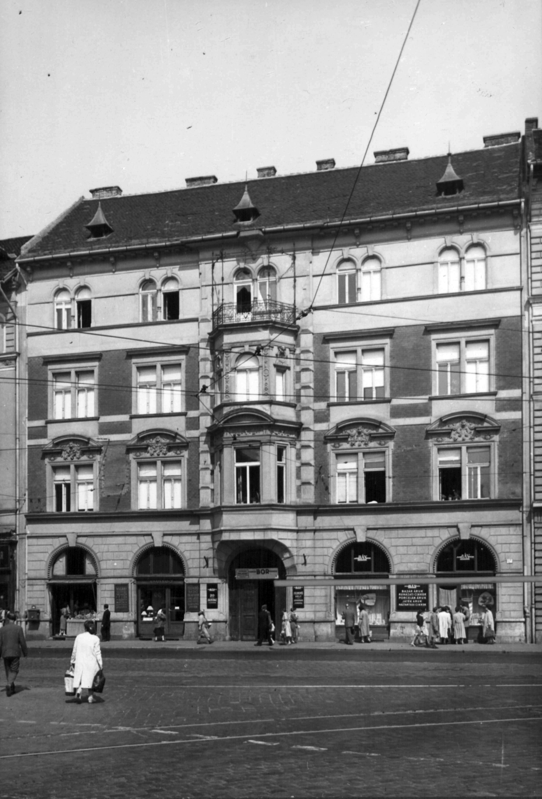 Hungary, Budapest VII., Thököly út 14. a Verseny utca torkolatától nézve. A kép forrását kérjük így adja meg: Fortepan / Budapest Főváros Levéltára. Levéltári jelzet: HU_BFL_XV_19_c_11, 1961, Budapest Főváros Levéltára / Városrendezési és Építészeti Osztályának fényképei, A Fővárosi Tanács VB Városrendezési és Építészeti Osztályának, Budapest, Fortepan #102288