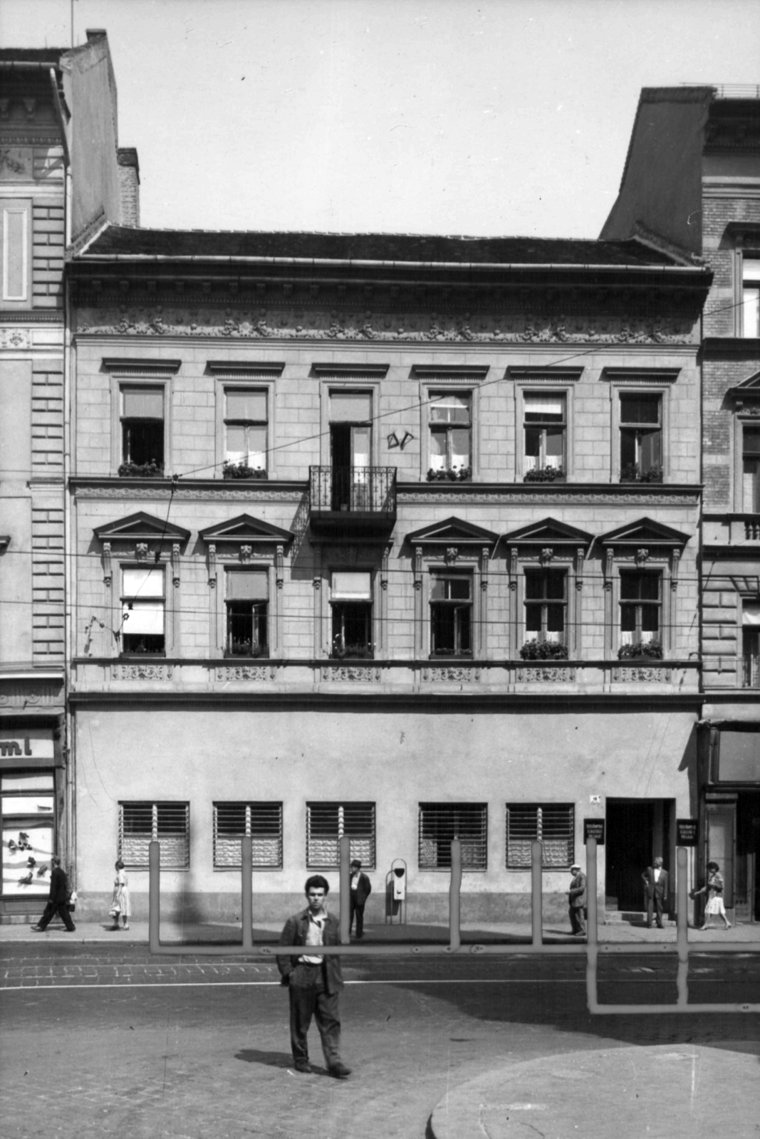 Magyarország, Budapest VII., Thököly út 18. a Verseny utca sarkától nézve. A kép forrását kérjük így adja meg: Fortepan / Budapest Főváros Levéltára. Levéltári jelzet: HU_BFL_XV_19_c_11, 1961, Budapest Főváros Levéltára / Városrendezési és Építészeti Osztályának fényképei, A Fővárosi Tanács VB Városrendezési és Építészeti Osztályának, Budapest, Fortepan #102294