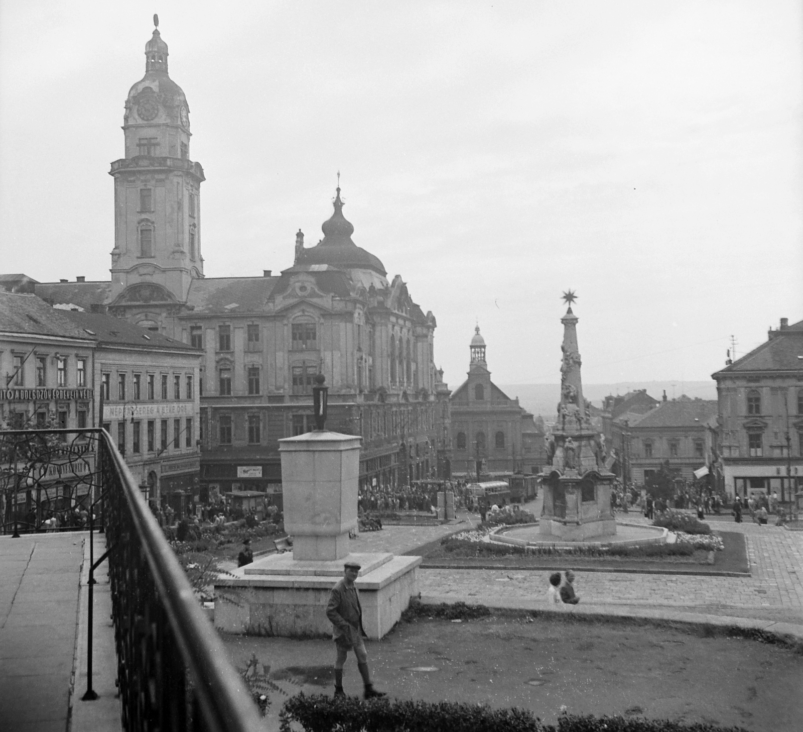 Hungary, Pécs, Széchenyi tér, kilátás a Dzsámi mellől. Előtérben az Örökmécses, mögötte a Városháza, középen a Szentháromság-szobor, távolabb az Irgalmasok temploma., 1954, Kurutz Márton, picture, Fortepan #10230
