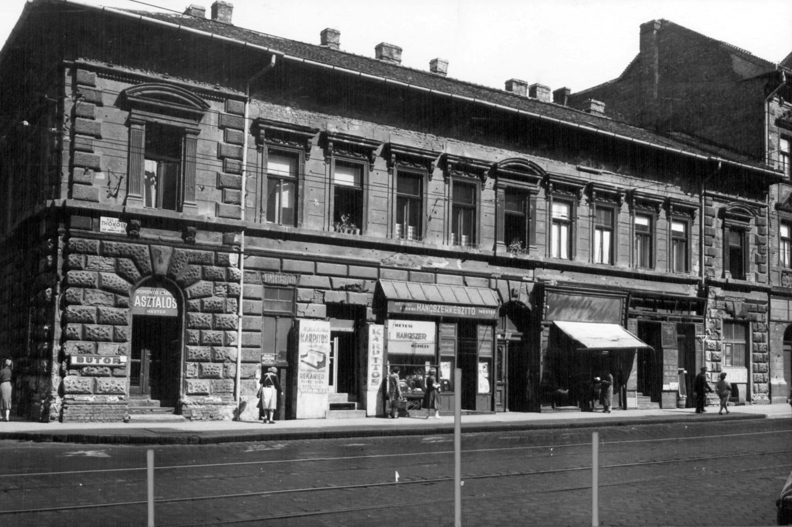 Hungary, Budapest VII., Thököly út 32., balra a Cserhát utca. A kép forrását kérjük így adja meg: Fortepan / Budapest Főváros Levéltára. Levéltári jelzet: HU_BFL_XV_19_c_11, 1961, Budapest Főváros Levéltára / Városrendezési és Építészeti Osztályának fényképei, A Fővárosi Tanács VB Városrendezési és Építészeti Osztályának, Budapest, Fortepan #102313
