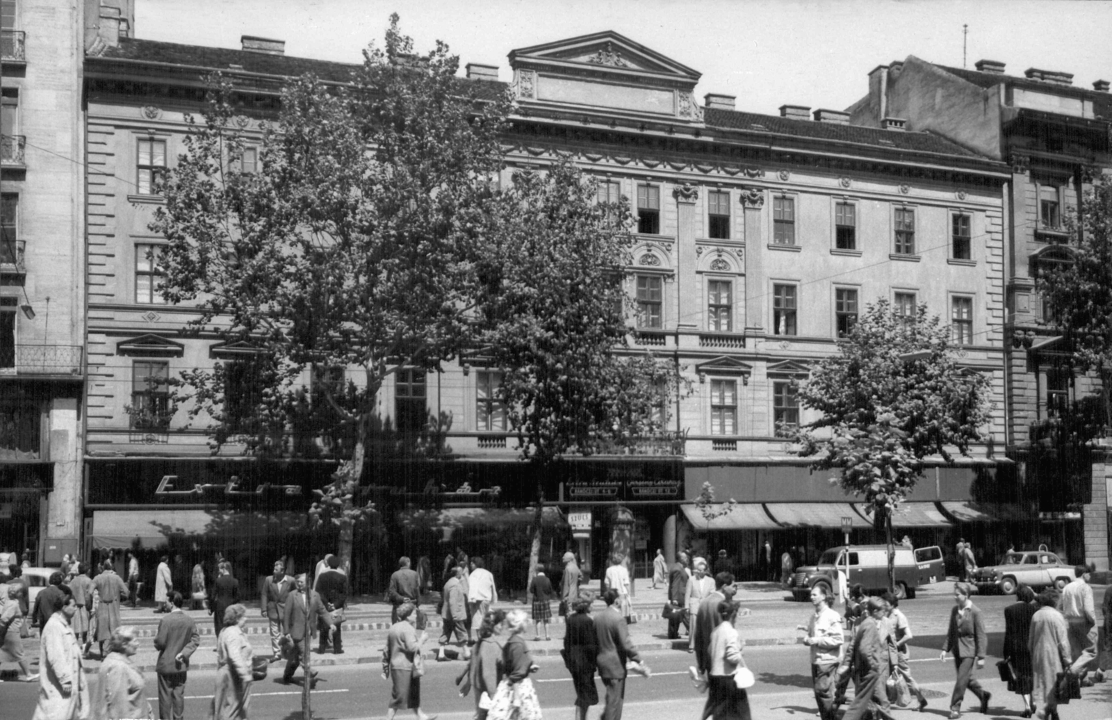 Hungary, Budapest VII., Rákóczi út 6., Extra Áruház. A kép forrását kérjük így adja meg: Fortepan / Budapest Főváros Levéltára. Levéltári jelzet: HU_BFL_XV_19_c_11, 1961, Budapest Főváros Levéltára / Városrendezési és Építészeti Osztályának fényképei, A Fővárosi Tanács VB Városrendezési és Építészeti Osztályának, Budapest, Fortepan #102324
