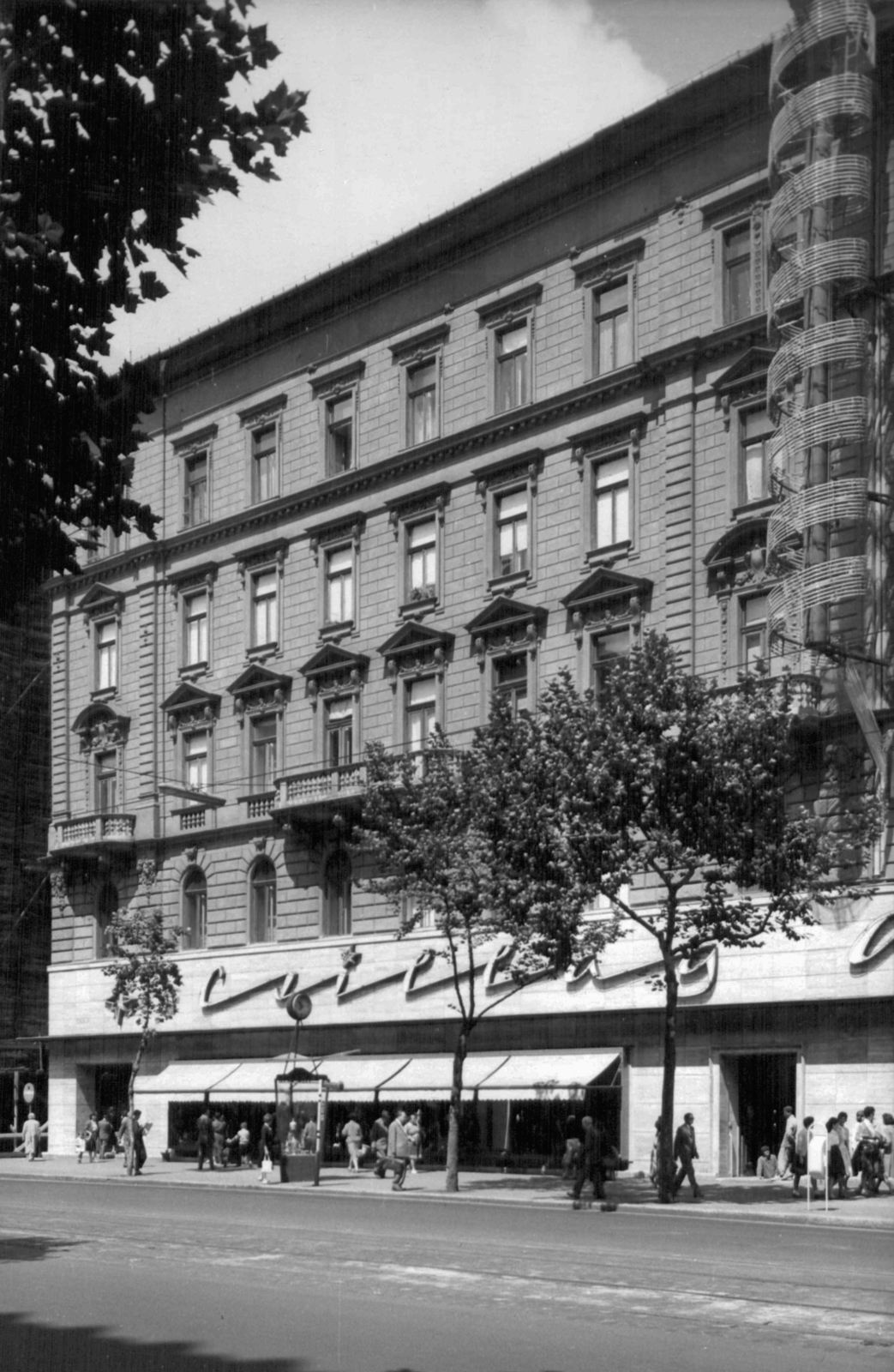 Magyarország, Budapest VII., Rákóczi út 20., Csillag Áruház. A kép forrását kérjük így adja meg: Fortepan / Budapest Főváros Levéltára. Levéltári jelzet: HU_BFL_XV_19_c_11, 1961, Budapest Főváros Levéltára / Városrendezési és Építészeti Osztályának fényképei, A Fővárosi Tanács VB Városrendezési és Építészeti Osztályának, Budapest, Fortepan #102336