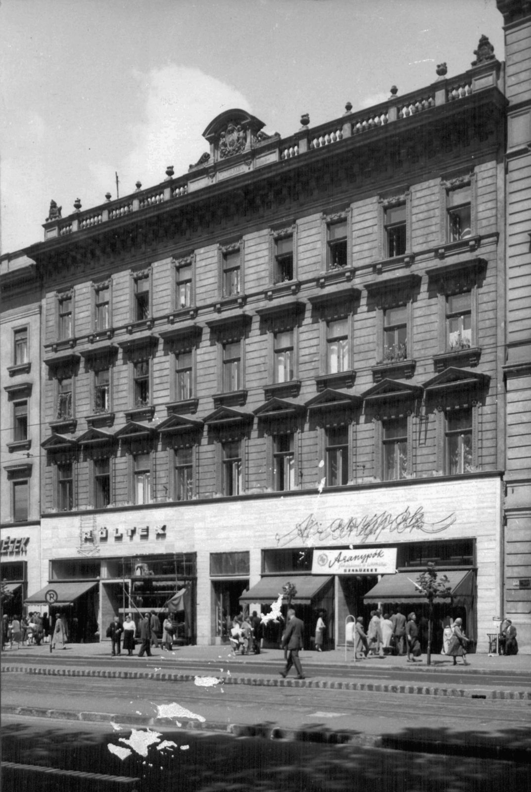 Magyarország, Budapest VII., Rákóczi út 26. A kép forrását kérjük így adja meg: Fortepan / Budapest Főváros Levéltára. Levéltári jelzet: HU_BFL_XV_19_c_11, 1961, Budapest Főváros Levéltára / Városrendezési és Építészeti Osztályának fényképei, A Fővárosi Tanács VB Városrendezési és Építészeti Osztályának, Budapest, Röltex-márka, Aranypók, Fortepan #102340