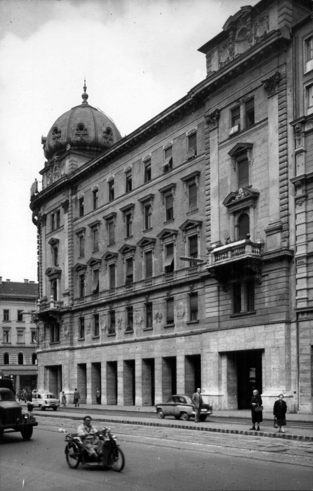 Hungary, Budapest VII., Rákóczi út 50., Erzsébet (Lenin) körút sarok. A kép forrását kérjük így adja meg: Fortepan / Budapest Főváros Levéltára. Levéltári jelzet: HU_BFL_XV_19_c_11, 1961, Budapest Főváros Levéltára / Városrendezési és Építészeti Osztályának fényképei, A Fővárosi Tanács VB Városrendezési és Építészeti Osztályának, Budapest, Fortepan #102348