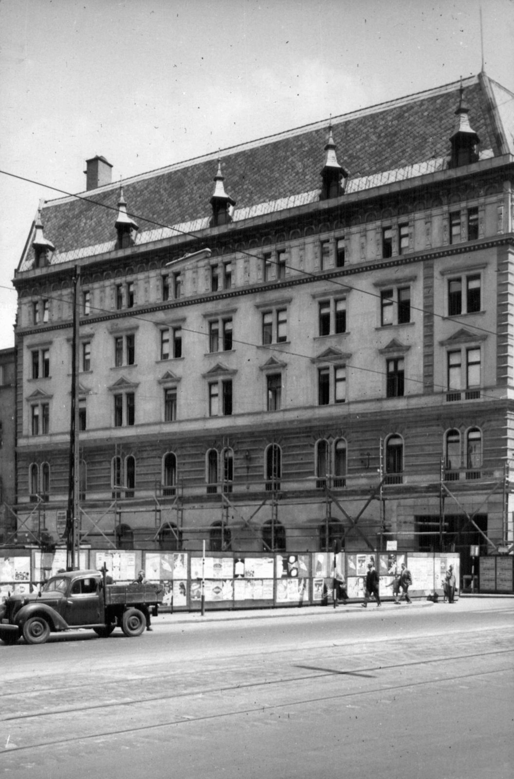 Hungary, Budapest VII., Rákóczi út 56., építési terület, szemben az Osvát (Miksa) utca, a Metropol szálló oldalhomlokzata. A kép forrását kérjük így adja meg: Fortepan / Budapest Főváros Levéltára. Levéltári jelzet: HU_BFL_XV_19_c_11, 1961, Budapest Főváros Levéltára / Városrendezési és Építészeti Osztályának fényképei, A Fővárosi Tanács VB Városrendezési és Építészeti Osztályának, Budapest, Fortepan #102352