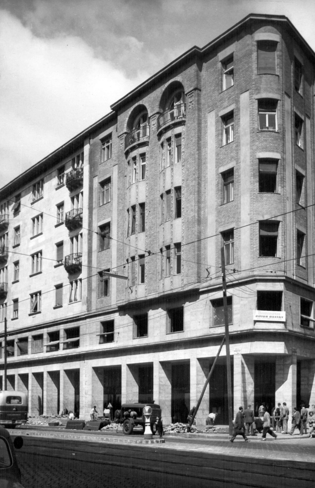 Hungary, Budapest VII., Rákóczi út 74-76., a földszinten és az első emeleten a készülő Otthon Áruház. Jobbra az Alsó erdősor. A kép forrását kérjük így adja meg: Fortepan / Budapest Főváros Levéltára. Levéltári jelzet: HU_BFL_XV_19_c_11, 1961, Budapest Főváros Levéltára / Városrendezési és Építészeti Osztályának fényképei, A Fővárosi Tanács VB Városrendezési és Építészeti Osztályának, Budapest, Fortepan #102360