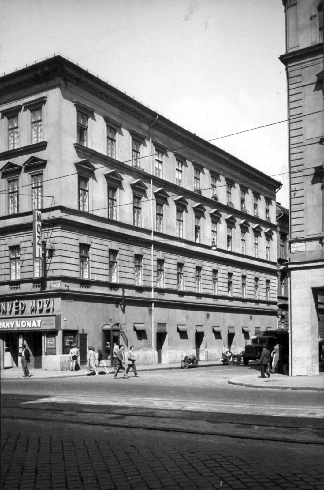 Hungary, Budapest VII., Rákóczi út, szemben a Huszár utca. A kép forrását kérjük így adja meg: Fortepan / Budapest Főváros Levéltára. Levéltári jelzet: HU_BFL_XV_19_c_11, 1961, Budapest Főváros Levéltára / Városrendezési és Építészeti Osztályának fényképei, A Fővárosi Tanács VB Városrendezési és Építészeti Osztályának, Budapest, Fortepan #102365