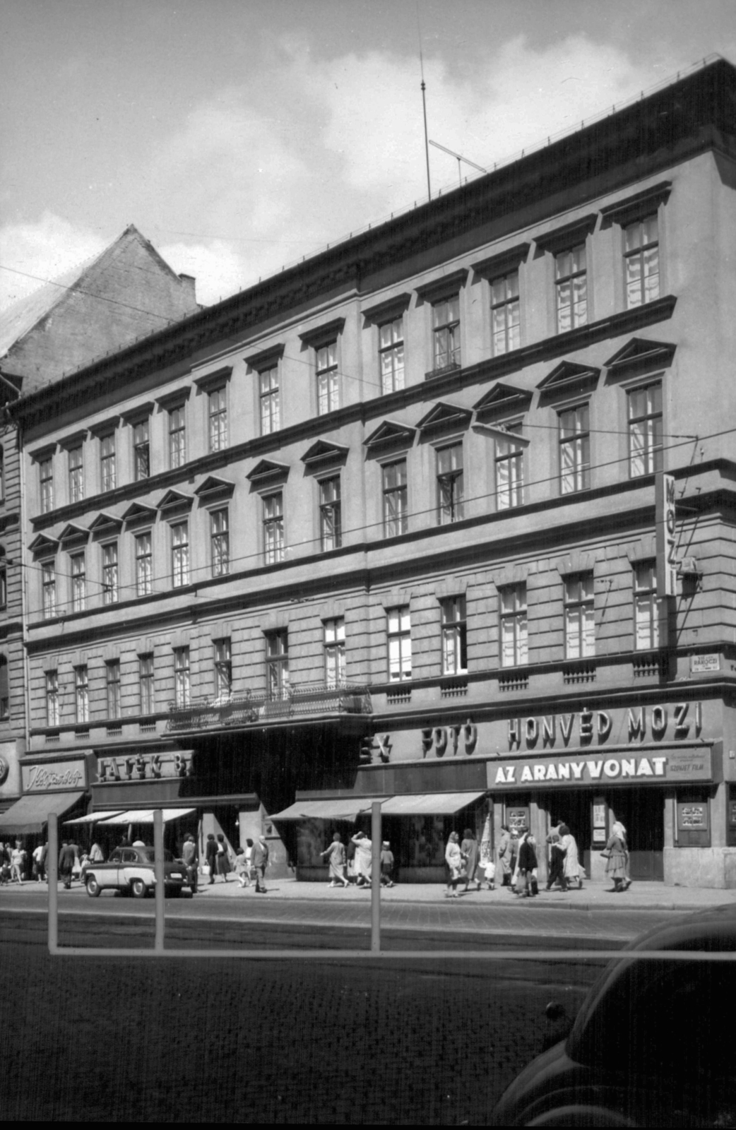 Hungary, Budapest VII., Rákóczi út 82., Honvéd mozi. A kép forrását kérjük így adja meg: Fortepan / Budapest Főváros Levéltára. Levéltári jelzet: HU_BFL_XV_19_c_11, 1961, Budapest Főváros Levéltára / Városrendezési és Építészeti Osztályának fényképei, A Fővárosi Tanács VB Városrendezési és Építészeti Osztályának, Budapest, movie poster, movie theater, Fortepan #102366