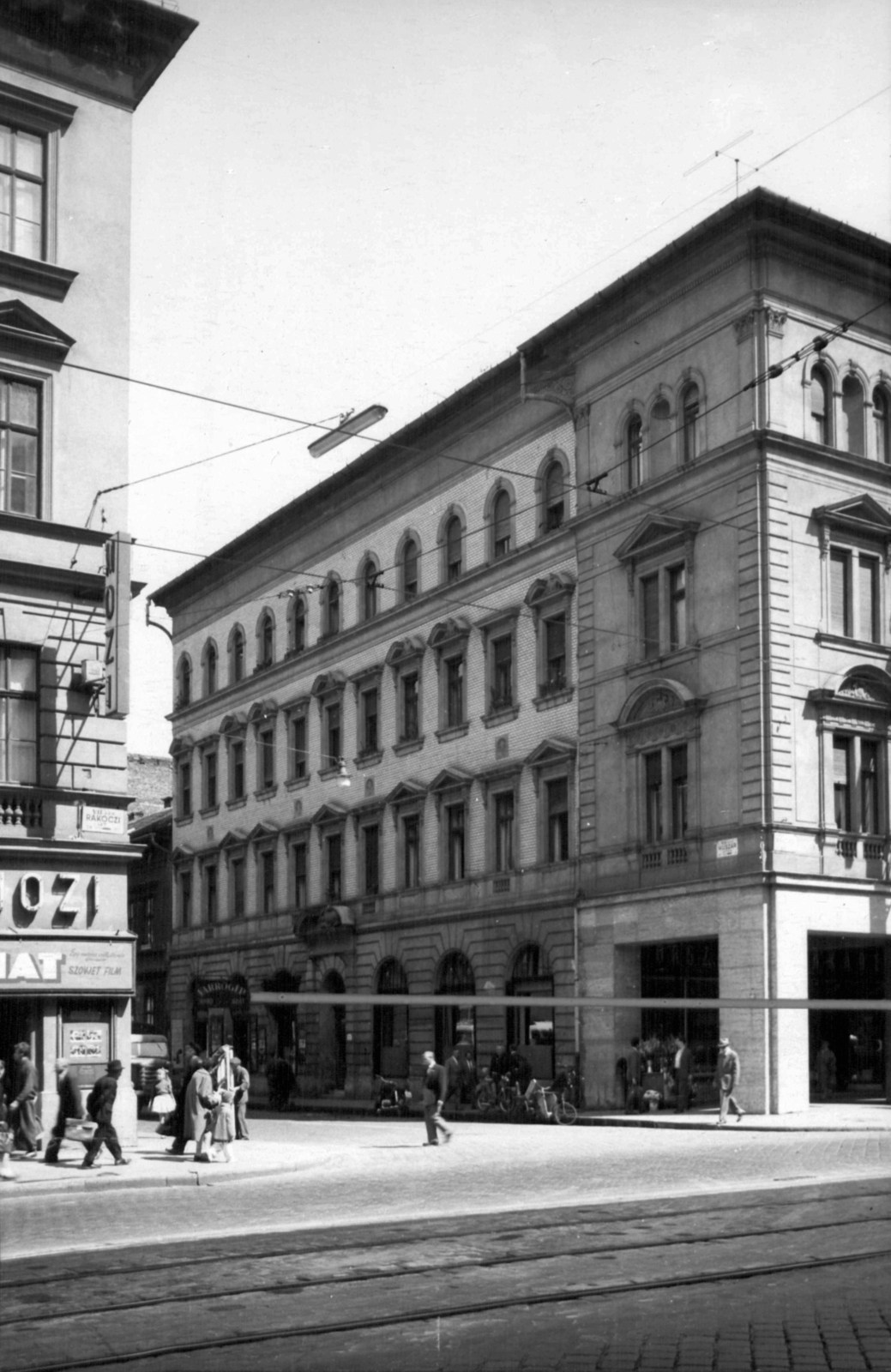 Hungary, Budapest VII., Rákóczi út, szemben a Huszár utca. A kép forrását kérjük így adja meg: Fortepan / Budapest Főváros Levéltára. Levéltári jelzet: HU_BFL_XV_19_c_11, 1961, Budapest Főváros Levéltára / Városrendezési és Építészeti Osztályának fényképei, A Fővárosi Tanács VB Városrendezési és Építészeti Osztályának, Budapest, Fortepan #102368