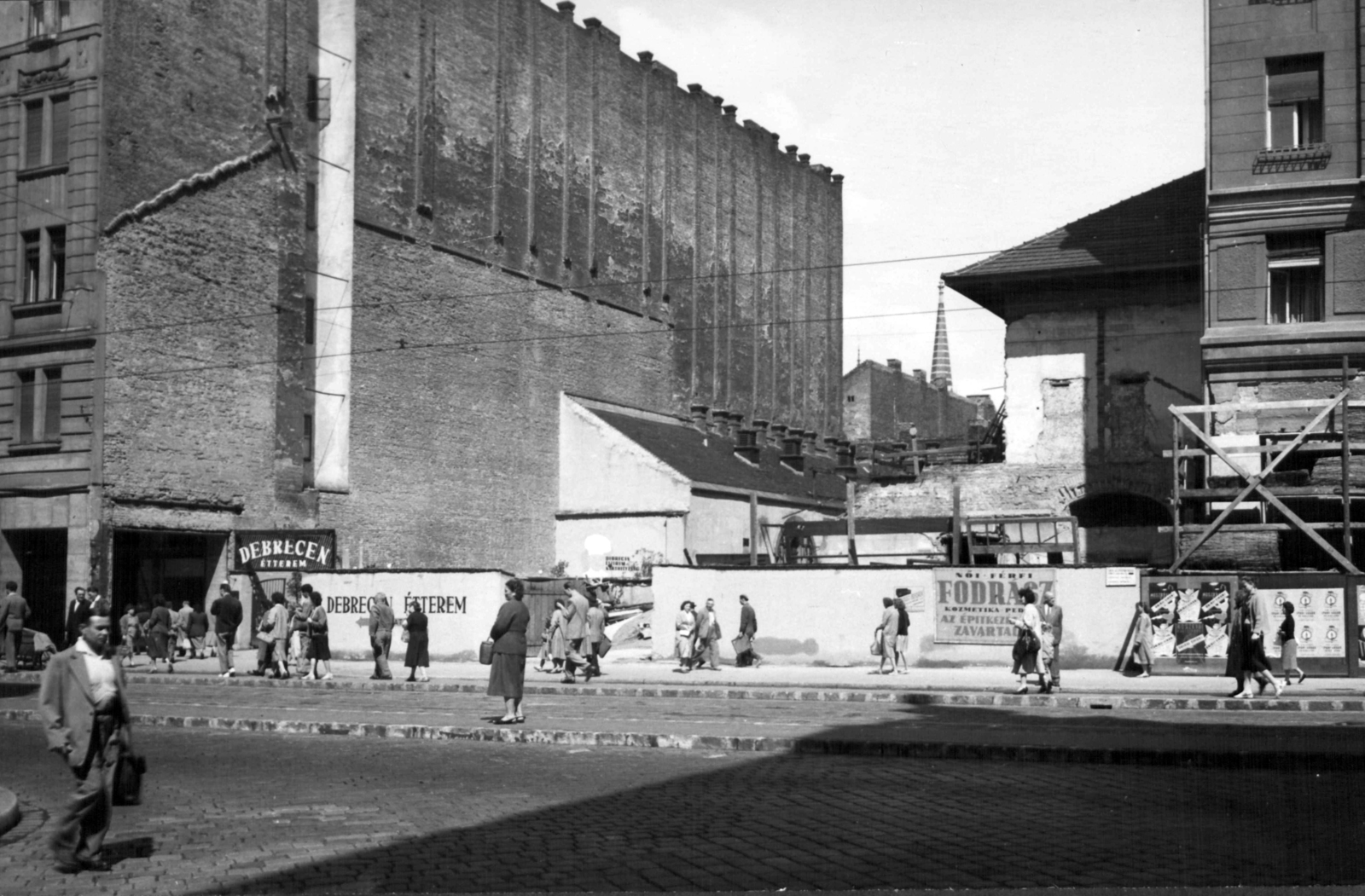 Hungary, Budapest VII., Rákóczi út 88., háttérben a Rózsák terén álló templom tornya. A kép forrását kérjük így adja meg: Fortepan / Budapest Főváros Levéltára. Levéltári jelzet: HU_BFL_XV_19_c_11, 1961, Budapest Főváros Levéltára / Városrendezési és Építészeti Osztályának fényképei, A Fővárosi Tanács VB Városrendezési és Építészeti Osztályának, Budapest, Fortepan #102370