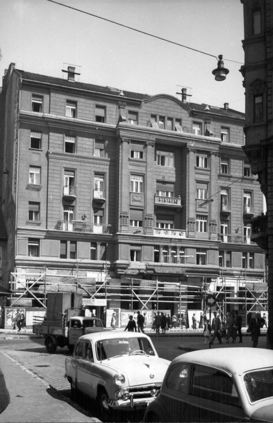 Magyarország, Budapest VII., Rákóczi út 90., Szabadság szálló a Berzsenyi utcából nézve. A kép forrását kérjük így adja meg: Fortepan / Budapest Főváros Levéltára. Levéltári jelzet: HU_BFL_XV_19_c_11, 1961, Budapest Főváros Levéltára / Városrendezési és Építészeti Osztályának fényképei, A Fővárosi Tanács VB Városrendezési és Építészeti Osztályának, Budapest, Fortepan #102371