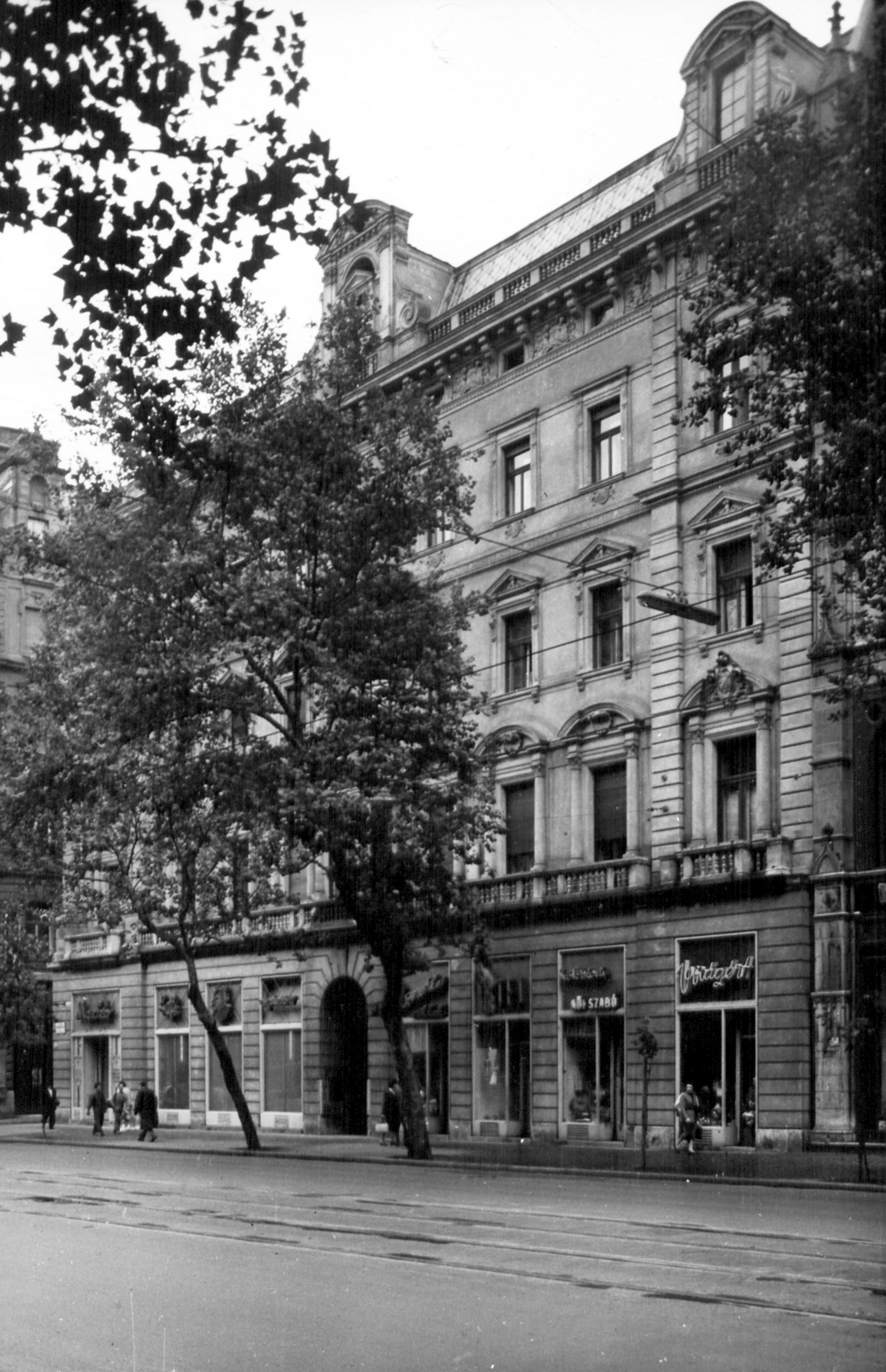 Hungary, Budapest VIII., Rákóczi út 9., balra a Puskin utca. A kép forrását kérjük így adja meg: Fortepan / Budapest Főváros Levéltára. Levéltári jelzet: HU_BFL_XV_19_c_11, 1961, Budapest Főváros Levéltára / Városrendezési és Építészeti Osztályának fényképei, A Fővárosi Tanács VB Városrendezési és Építészeti Osztályának, Budapest, Fortepan #102376