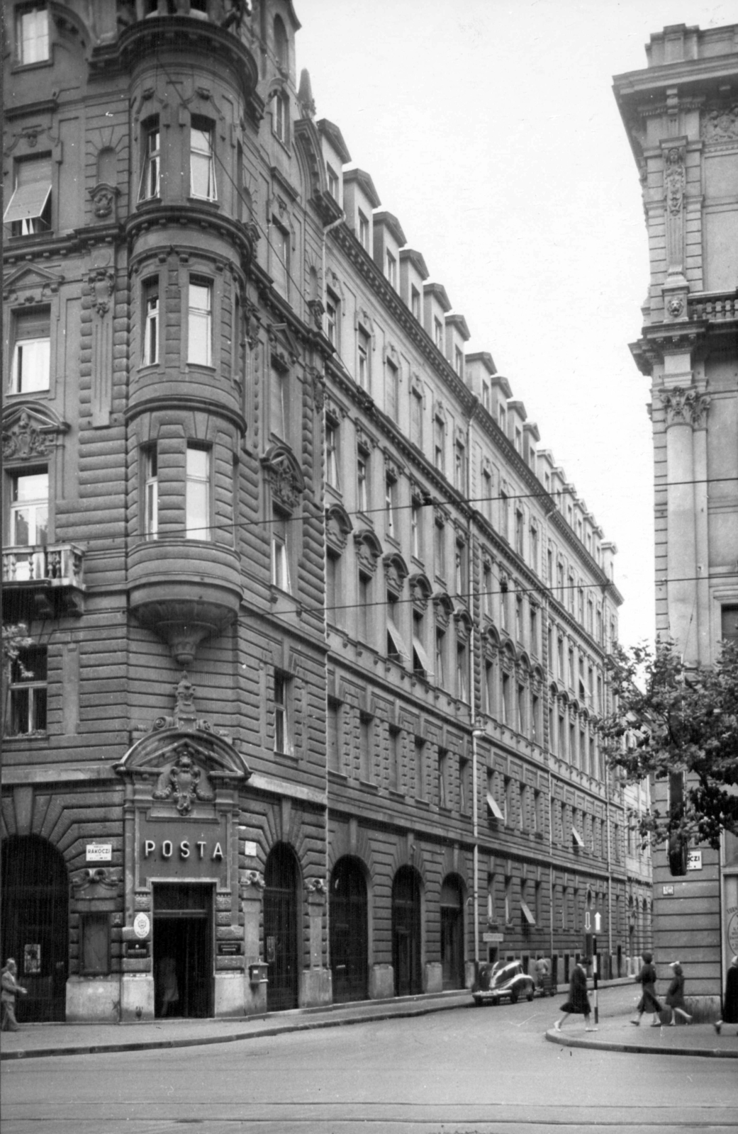 Hungary, Budapest VIII., Rákóczi út, szemben a Puskin utca. A kép forrását kérjük így adja meg: Fortepan / Budapest Főváros Levéltára. Levéltári jelzet: HU_BFL_XV_19_c_11, 1961, Budapest Főváros Levéltára / Városrendezési és Építészeti Osztályának fényképei, A Fővárosi Tanács VB Városrendezési és Építészeti Osztályának, Budapest, Fortepan #102378