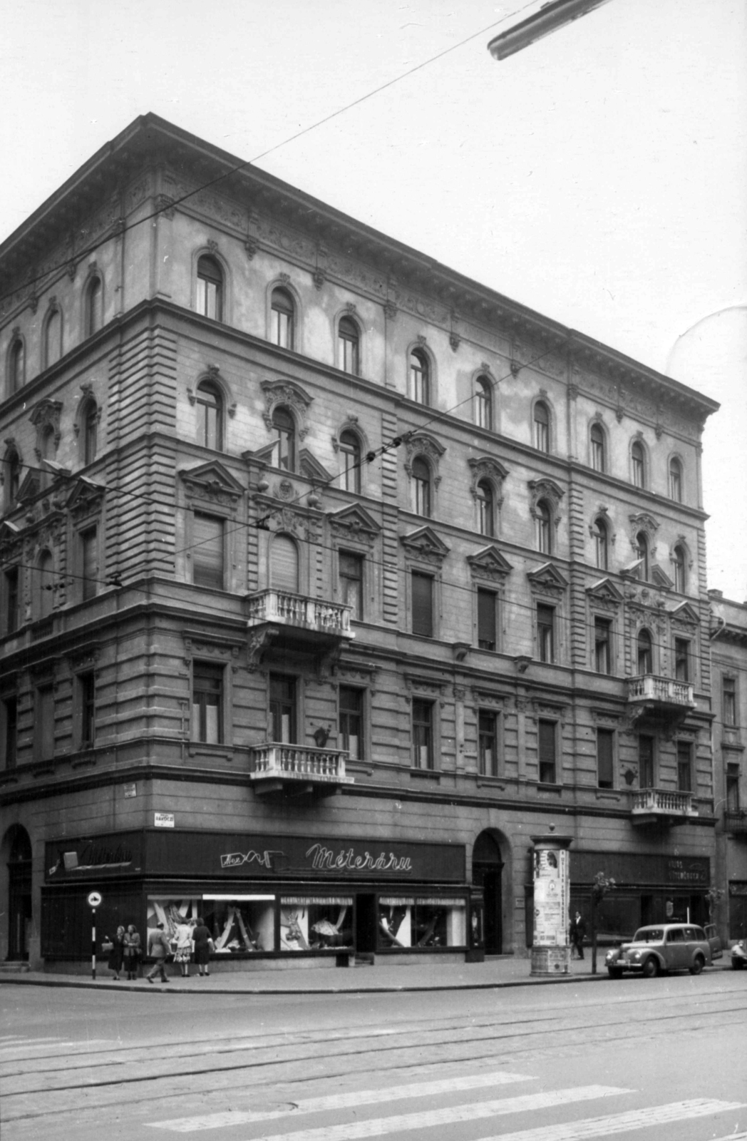 Hungary, Budapest VIII., Rákóczi út 17., balra a Szentkirályi utca. A kép forrását kérjük így adja meg: Fortepan / Budapest Főváros Levéltára. Levéltári jelzet: HU_BFL_XV_19_c_11, 1961, Budapest Főváros Levéltára / Városrendezési és Építészeti Osztályának fényképei, A Fővárosi Tanács VB Városrendezési és Építészeti Osztályának, Budapest, Fortepan #102381