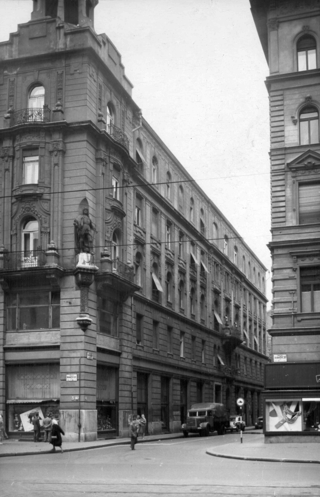 Hungary, Budapest VIII., Rákóczi út, szemben a Szentkirályi utca. A kép forrását kérjük így adja meg: Fortepan / Budapest Főváros Levéltára. Levéltári jelzet: HU_BFL_XV_19_c_11, 1961, Budapest Főváros Levéltára / Városrendezési és Építészeti Osztályának fényképei, A Fővárosi Tanács VB Városrendezési és Építészeti Osztályának, Budapest, Fortepan #102382