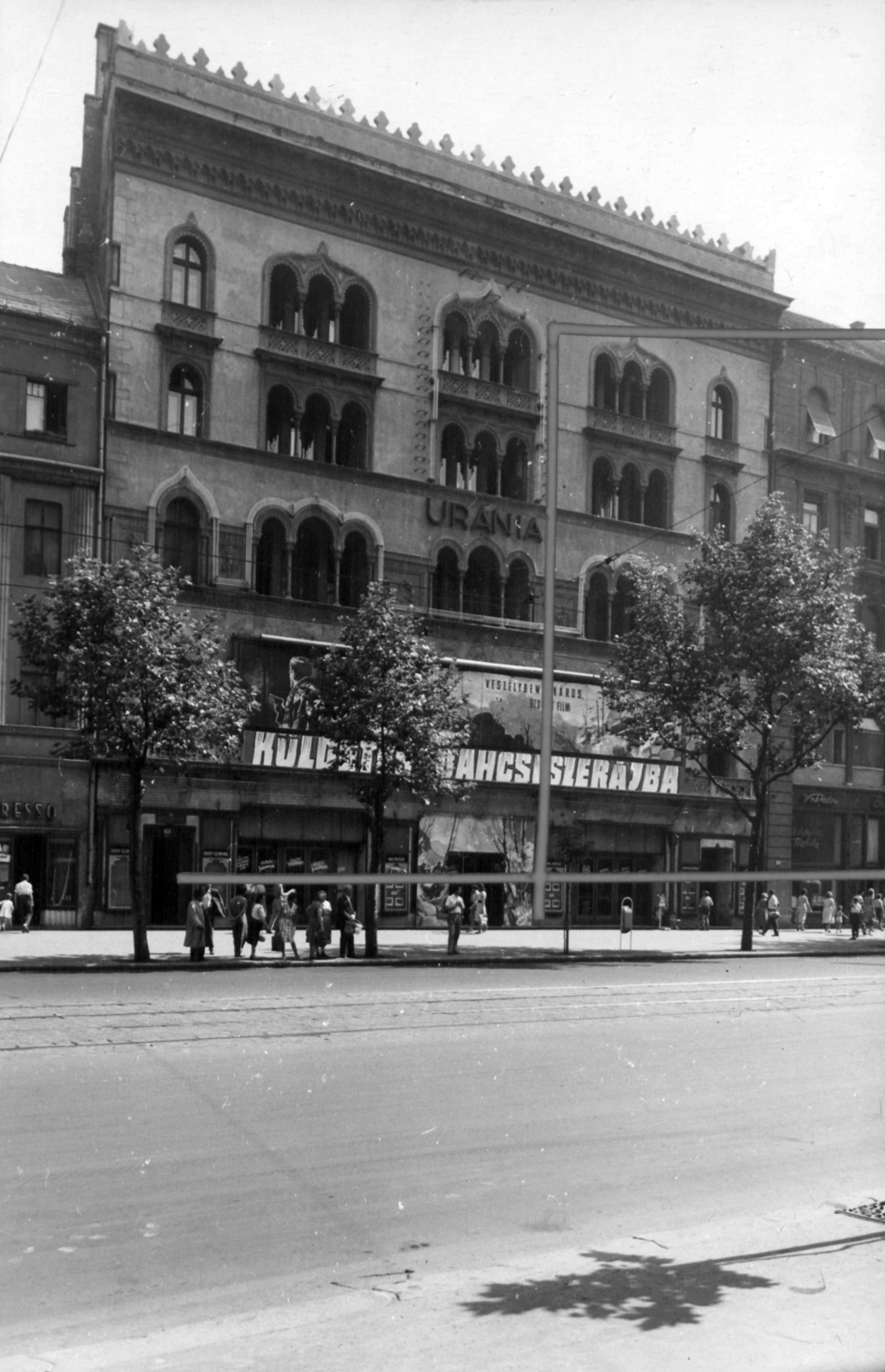 Magyarország, Budapest VIII., Rákóczi út 21., Uránia mozi. A kép forrását kérjük így adja meg: Fortepan / Budapest Főváros Levéltára. Levéltári jelzet: HU_BFL_XV_19_c_11, 1961, Budapest Főváros Levéltára / Városrendezési és Építészeti Osztályának fényképei, A Fővárosi Tanács VB Városrendezési és Építészeti Osztályának, mozi, eklektikus építészet, Budapest, Henrik Schmahl-terv, filmplakát, Fortepan #102384