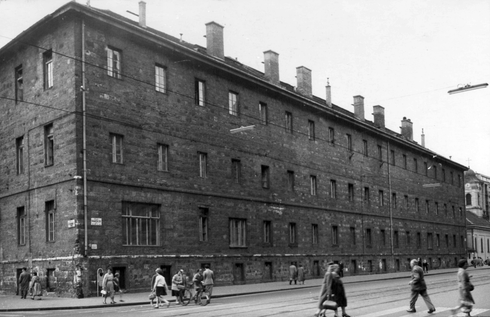 Hungary, Budapest VIII.,Budapest VII., Rákóczi út, Rókus kórház és a Szent Rókus-kápolna a Klauzál utca felől nézve. A kép forrását kérjük így adja meg: Fortepan / Budapest Főváros Levéltára. Levéltári jelzet: HU_BFL_XV_19_c_11, 1961, Budapest Főváros Levéltára / Városrendezési és Építészeti Osztályának fényképei, A Fővárosi Tanács VB Városrendezési és Építészeti Osztályának, medical institution, Budapest, Fortepan #102392