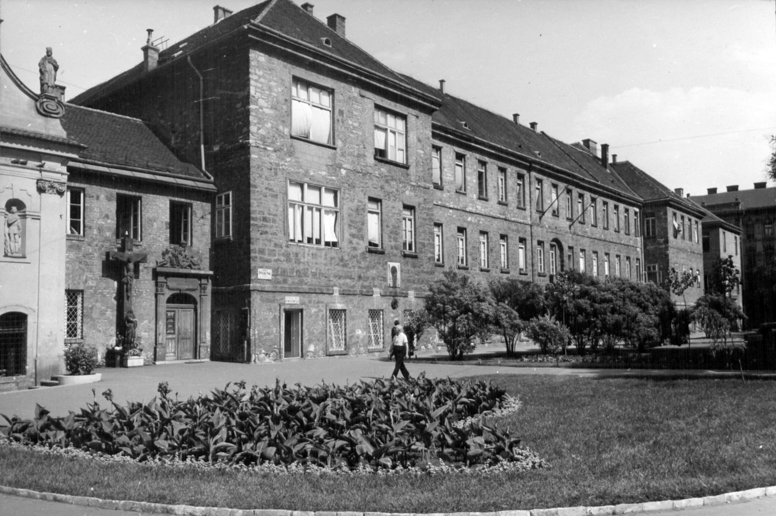 Hungary, Budapest VIII., Gyulai Pál utca, Szent Rókus-kápolna és a Rókus kórház a Rákóczi út irányából nézve. A kép forrását kérjük így adja meg: Fortepan / Budapest Főváros Levéltára. Levéltári jelzet: HU_BFL_XV_19_c_11, 1961, Budapest Főváros Levéltára / Városrendezési és Építészeti Osztályának fényképei, A Fővárosi Tanács VB Városrendezési és Építészeti Osztályának, medical institution, crucifix, Budapest, Fortepan #102394