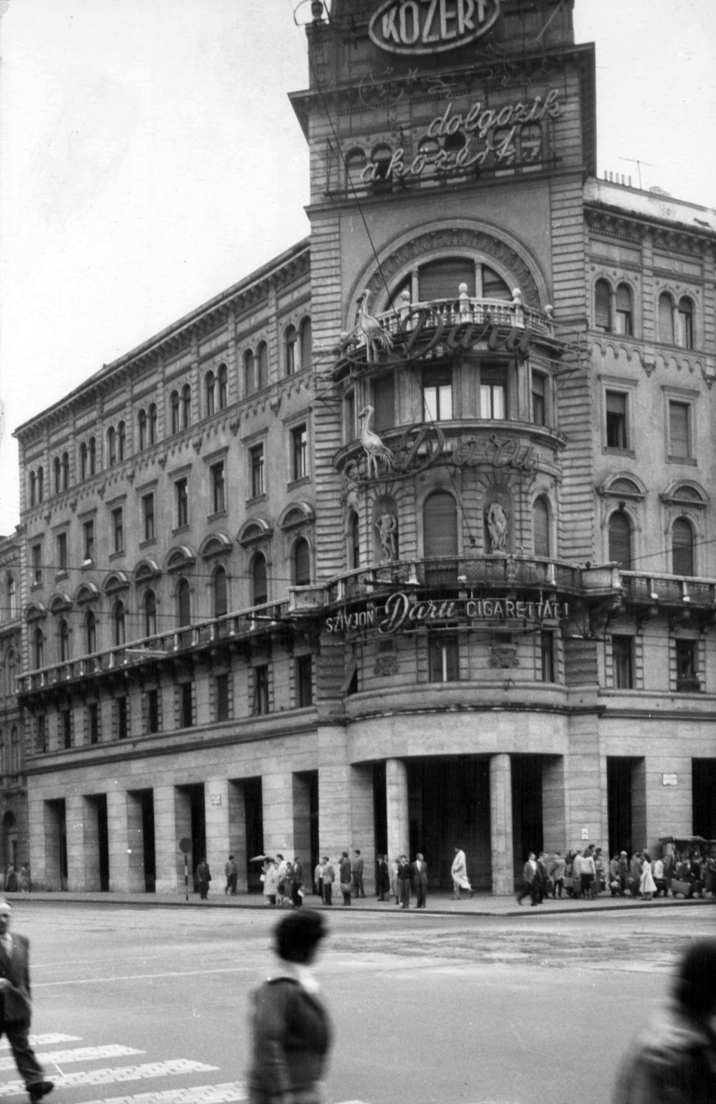 Hungary, Budapest VIII., Rákóczi út - József körút sarok a Nagykörúti kereszteződésből nézve. A kép forrását kérjük így adja meg: Fortepan / Budapest Főváros Levéltára. Levéltári jelzet: HU_BFL_XV_19_c_11, 1961, Budapest Főváros Levéltára / Városrendezési és Építészeti Osztályának fényképei, A Fővárosi Tanács VB Városrendezési és Építészeti Osztályának, Budapest, Fortepan #102401