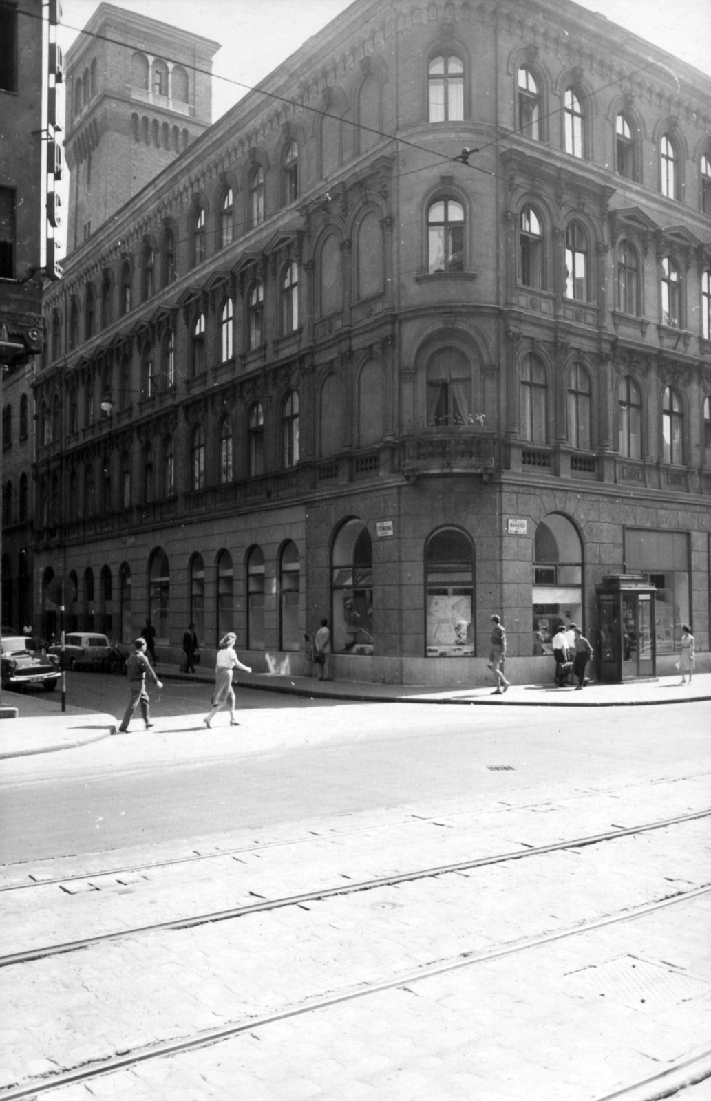 Hungary, Budapest VIII., Rákóczi út - Csokonai utca sarok, balra fent a Blaha Lujza téri Nemzeti Színház víztornya látszik. A kép forrását kérjük így adja meg: Fortepan / Budapest Főváros Levéltára. Levéltári jelzet: HU_BFL_XV_19_c_11, 1961, Budapest Főváros Levéltára / Városrendezési és Építészeti Osztályának fényképei, A Fővárosi Tanács VB Városrendezési és Építészeti Osztályának, Budapest, Fortepan #102403