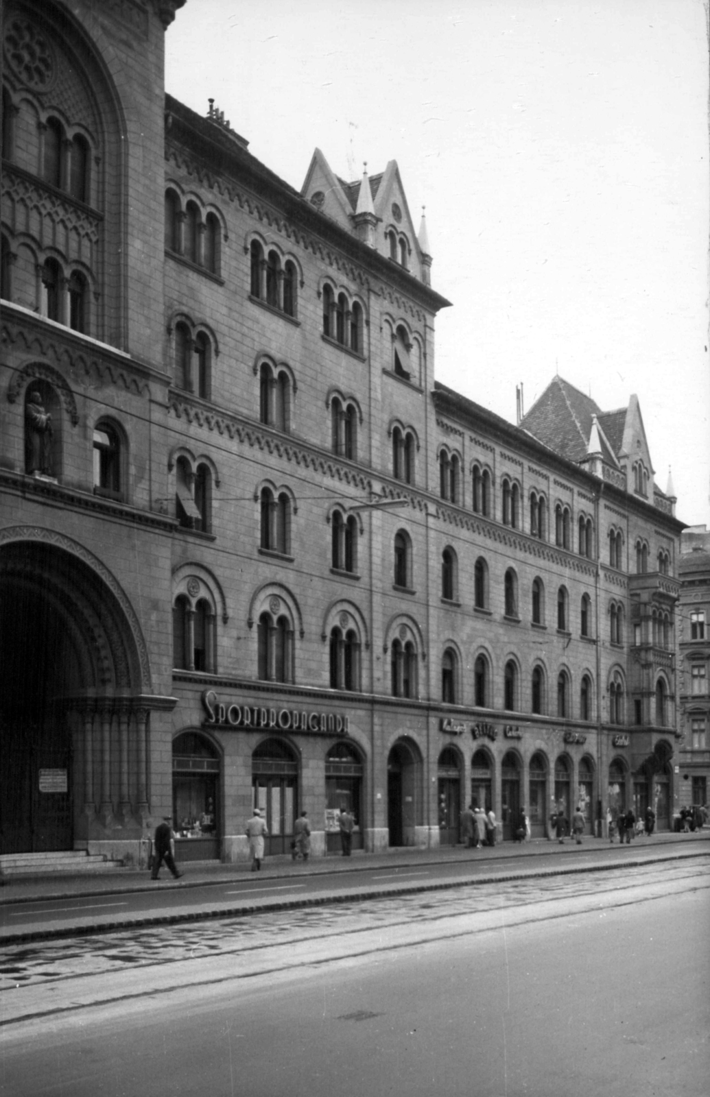 Magyarország, Budapest VIII., Rákóczi út 57/a, Luther-udvar. A kép forrását kérjük így adja meg: Fortepan / Budapest Főváros Levéltára. Levéltári jelzet: HU_BFL_XV_19_c_11, 1961, Budapest Főváros Levéltára / Városrendezési és Építészeti Osztályának fényképei, A Fővárosi Tanács VB Városrendezési és Építészeti Osztályának, Budapest, Fortepan #102412