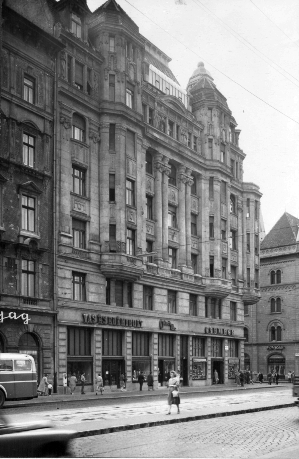 Hungary, Budapest VIII., Rákóczi út 59., jobbra a Luther utca. A kép forrását kérjük így adja meg: Fortepan / Budapest Főváros Levéltára. Levéltári jelzet: HU_BFL_XV_19_c_11, 1961, Budapest Főváros Levéltára / Városrendezési és Építészeti Osztályának fényképei, A Fővárosi Tanács VB Városrendezési és Építészeti Osztályának, Budapest, Fortepan #102414