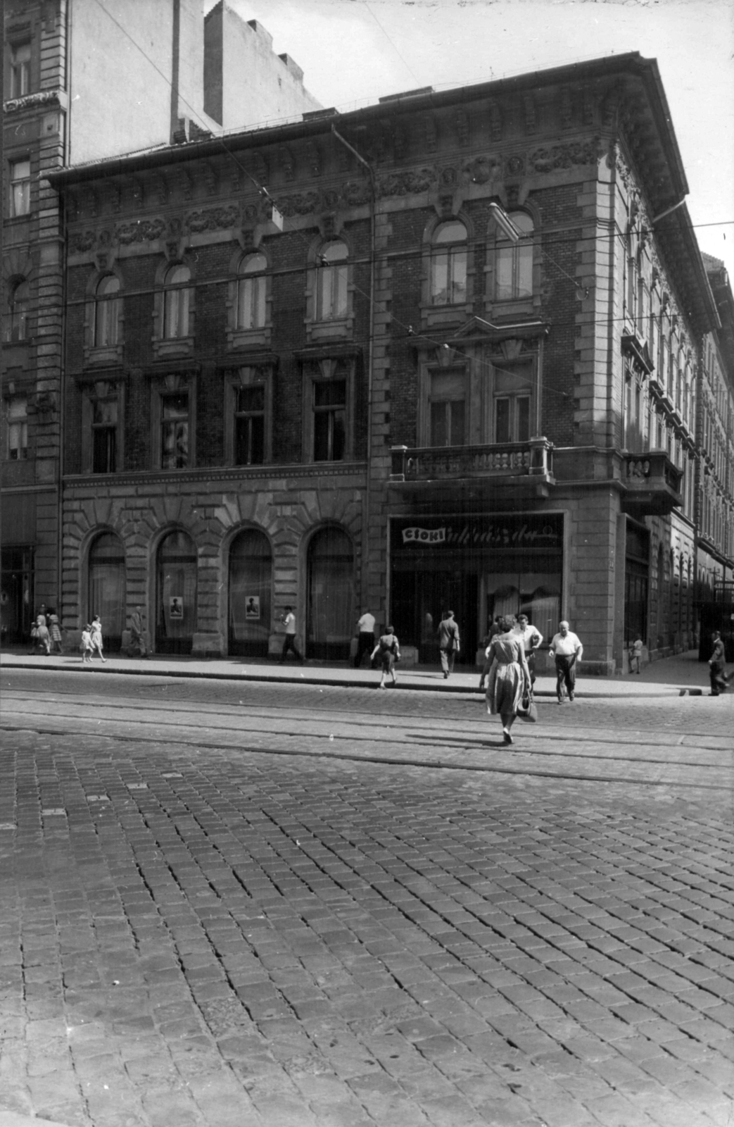 Magyarország, Budapest VIII., Rákóczi út 67., Csoki cukrászda (Omnia eszpresszó). Jobbra a Kenyérmező utca. A kép forrását kérjük így adja meg: Fortepan / Budapest Főváros Levéltára. Levéltári jelzet: HU_BFL_XV_19_c_11, 1961, Budapest Főváros Levéltára / Városrendezési és Építészeti Osztályának fényképei, A Fővárosi Tanács VB Városrendezési és Építészeti Osztályának, cukrászda, Budapest, Fortepan #102418