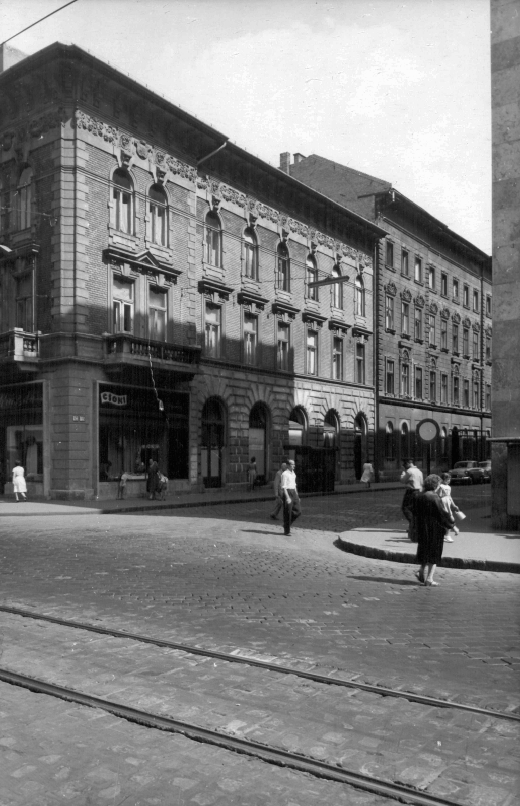 Hungary, Budapest VIII., Rákóczi út, szemben a Kenyérmező utca. A kép forrását kérjük így adja meg: Fortepan / Budapest Főváros Levéltára. Levéltári jelzet: HU_BFL_XV_19_c_11, 1961, Budapest Főváros Levéltára / Városrendezési és Építészeti Osztályának fényképei, A Fővárosi Tanács VB Városrendezési és Építészeti Osztályának, Budapest, Fortepan #102419