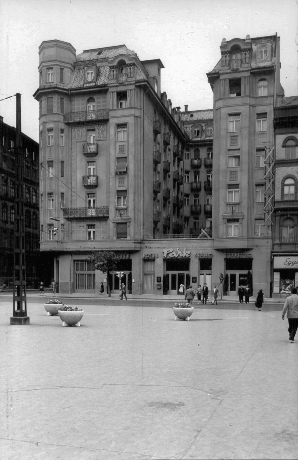 Hungary, Budapest VIII., Baross tér 10., Festetics György utca sarok, Park Szálló. A kép forrását kérjük így adja meg: Fortepan / Budapest Főváros Levéltára. Levéltári jelzet: HU_BFL_XV_19_c_11, 1961, Budapest Főváros Levéltára / Városrendezési és Építészeti Osztályának fényképei, A Fővárosi Tanács VB Városrendezési és Építészeti Osztályának, Budapest, Fortepan #102426