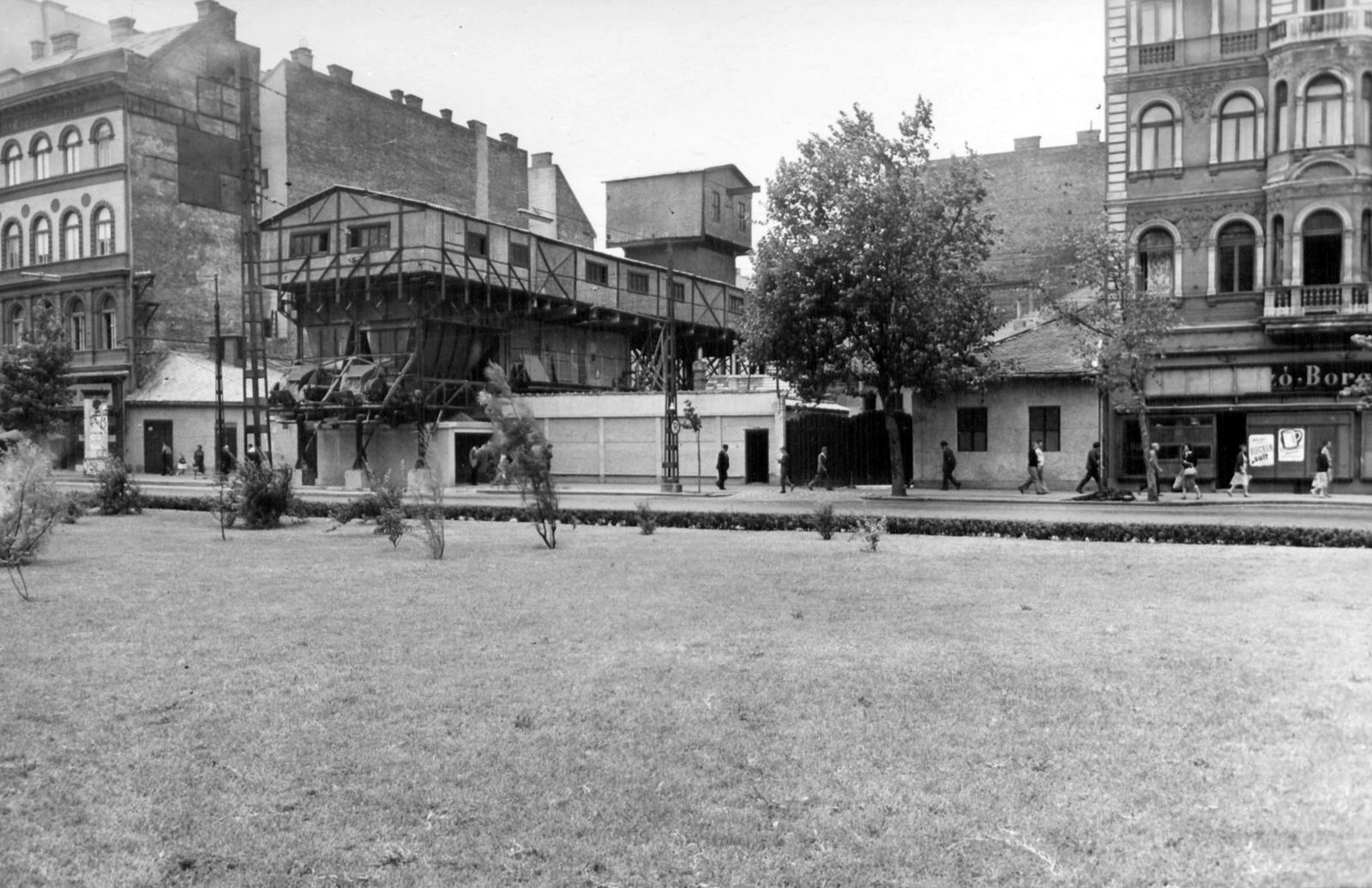 Hungary, Budapest VIII., Baross tér 7-8., a metróépítés területe. A kép forrását kérjük így adja meg: Fortepan / Budapest Főváros Levéltára. Levéltári jelzet: HU_BFL_XV_19_c_11, 1961, Budapest Főváros Levéltára / Városrendezési és Építészeti Osztályának fényképei, A Fővárosi Tanács VB Városrendezési és Építészeti Osztályának, Budapest, Fortepan #102432