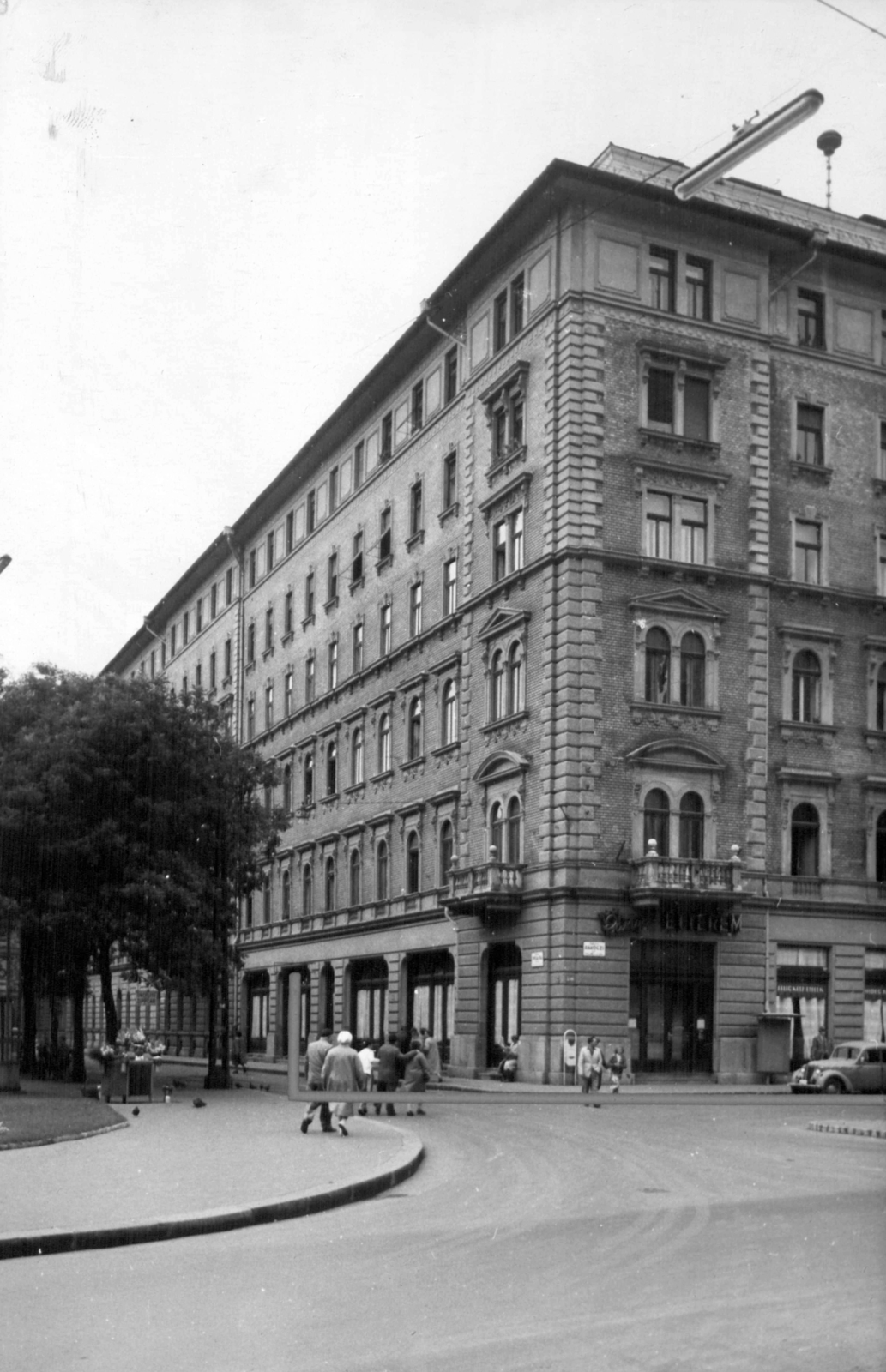 Hungary, Budapest VIII., Rákóczi út, szemben a Gyulai Pál utca. A kép forrását kérjük így adja meg: Fortepan / Budapest Főváros Levéltára. Levéltári jelzet: HU_BFL_XV_19_c_11, 1961, Budapest Főváros Levéltára / Városrendezési és Építészeti Osztályának fényképei, A Fővárosi Tanács VB Városrendezési és Építészeti Osztályának, Budapest, Fortepan #102448