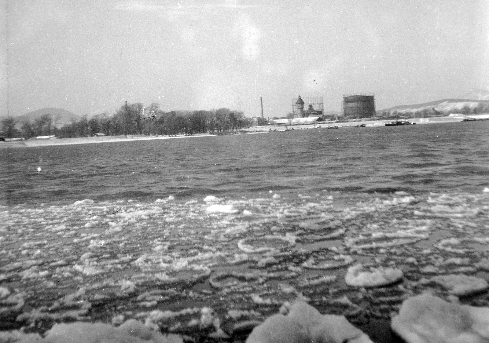 Hungary, Budapest, Óbudai-sziget északi csúcsa és az Óbudai Gázgyár a Népsziget felől nézve., 1976, Kurutz Márton, winter, ice breaking, gas storage, Fortepan #10245