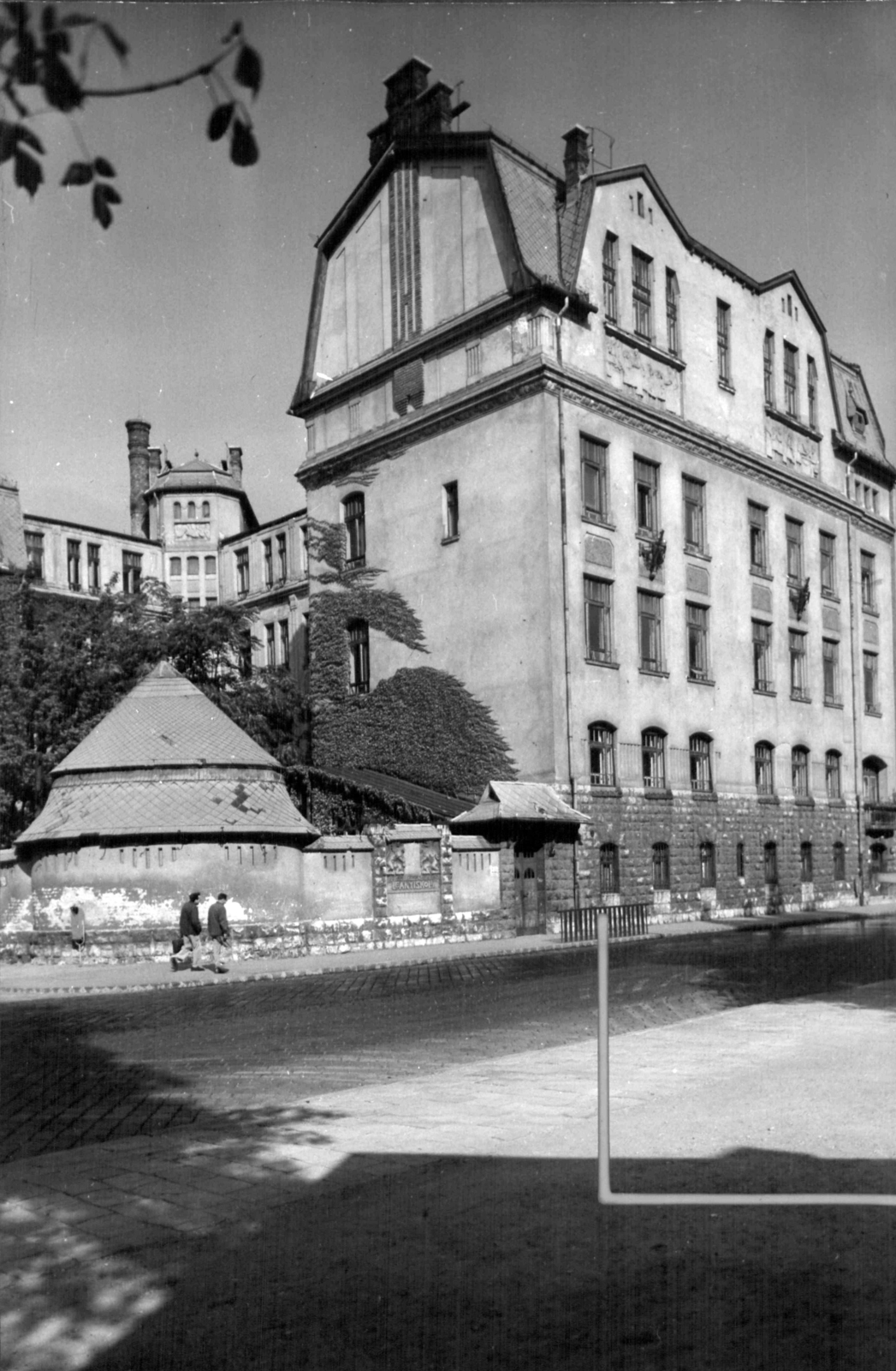 Magyarország, Budapest VIII., II. János Pál pápa (Köztársaság) tér 4., Általános Iskola (később Deák Diák Általános Iskola), balra a Szilágyi utca., 1961, Budapest Főváros Levéltára / Városrendezési és Építészeti Osztályának fényképei, A Fővárosi Tanács VB Városrendezési és Építészeti Osztályának, Budapest, Fortepan #102451