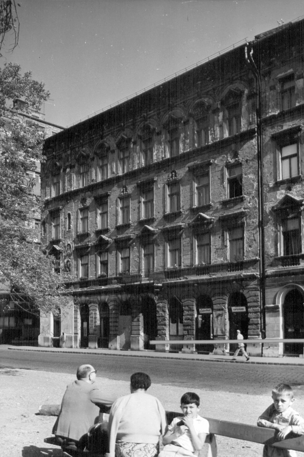 Hungary, Budapest VIII., II. János Pál pápa (Köztársaság) tér 13., balra a Vay Ádám utca. A kép forrását kérjük így adja meg: Fortepan / Budapest Főváros Levéltára. Levéltári jelzet: HU_BFL_XV_19_c_11, 1961, Budapest Főváros Levéltára / Városrendezési és Építészeti Osztályának fényképei, A Fővárosi Tanács VB Városrendezési és Építészeti Osztályának, Budapest, Fortepan #102460