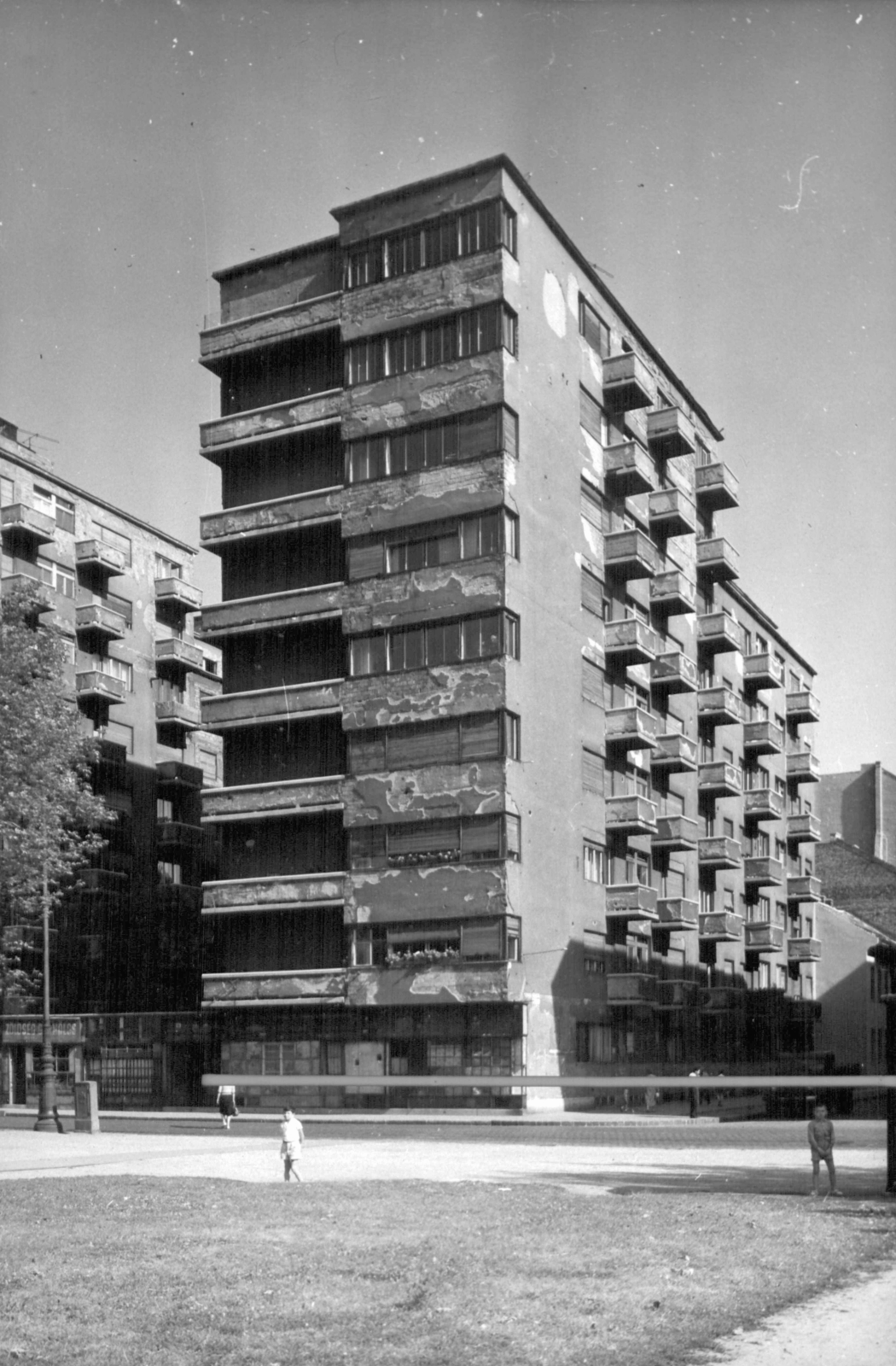 Hungary, Budapest VIII., II. János Pál pápa (Köztársaság) tér 14., az Országos Társadalombiztosító Intézet (OTI) lakóház-csoport egyik épülete. Jobbra a Vay Ádám utca. A kép forrását kérjük így adja meg: Fortepan / Budapest Főváros Levéltára. Levéltári jelzet: HU_BFL_XV_19_c_11, 1961, Budapest Főváros Levéltára / Városrendezési és Építészeti Osztályának fényképei, A Fővárosi Tanács VB Városrendezési és Építészeti Osztályának, Budapest, Fortepan #102461