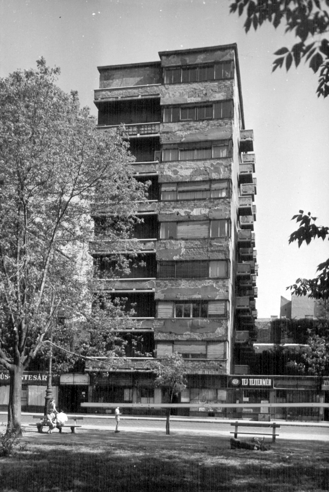Hungary, Budapest VIII., II. János Pál pápa (Köztársaság) tér 15., az Országos Társadalombiztosító Intézet (OTI) lakóház-csoportjának egyik épülete. A kép forrását kérjük így adja meg: Fortepan / Budapest Főváros Levéltára. Levéltári jelzet: HU_BFL_XV_19_c_11, 1961, Budapest Főváros Levéltára / Városrendezési és Építészeti Osztályának fényképei, A Fővárosi Tanács VB Városrendezési és Építészeti Osztályának, Budapest, Fortepan #102462