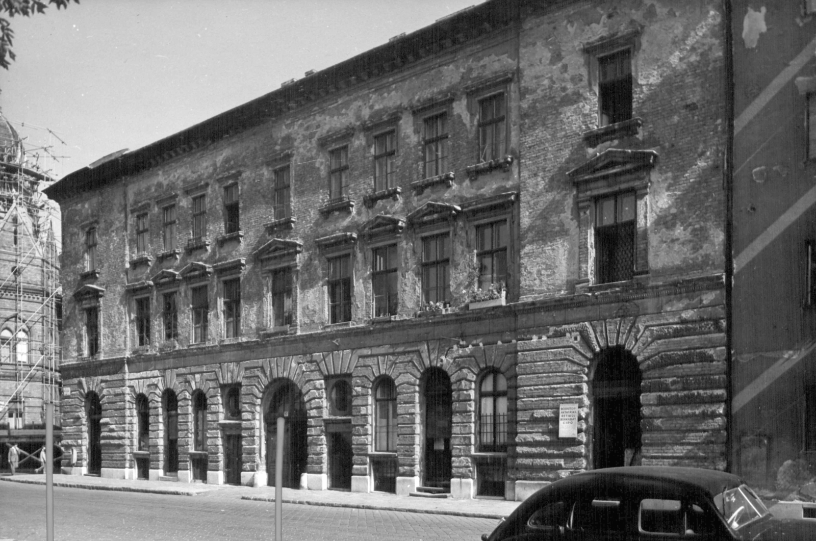 Hungary, Budapest VIII., II. János Pál pápa (Köztársaság) tér 17., balra a Kun utca. A kép forrását kérjük így adja meg: Fortepan / Budapest Főváros Levéltára. Levéltári jelzet: HU_BFL_XV_19_c_11, 1961, Budapest Főváros Levéltára / Városrendezési és Építészeti Osztályának fényképei, A Fővárosi Tanács VB Városrendezési és Építészeti Osztályának, Budapest, Fortepan #102464