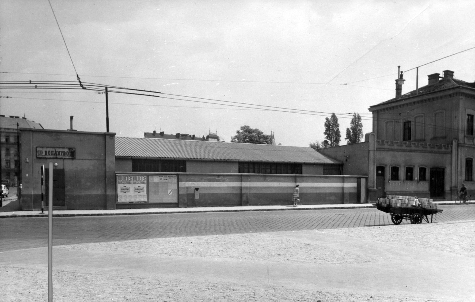Hungary, Budapest VIII., II. János Pál pápa (Köztársaság) tér 21., balra a Légszesz utca. A kép forrását kérjük így adja meg: Fortepan / Budapest Főváros Levéltára. Levéltári jelzet: HU_BFL_XV_19_c_11, 1961, Budapest Főváros Levéltára / Városrendezési és Építészeti Osztályának fényképei, A Fővárosi Tanács VB Városrendezési és Építészeti Osztályának, Budapest, Fortepan #102470