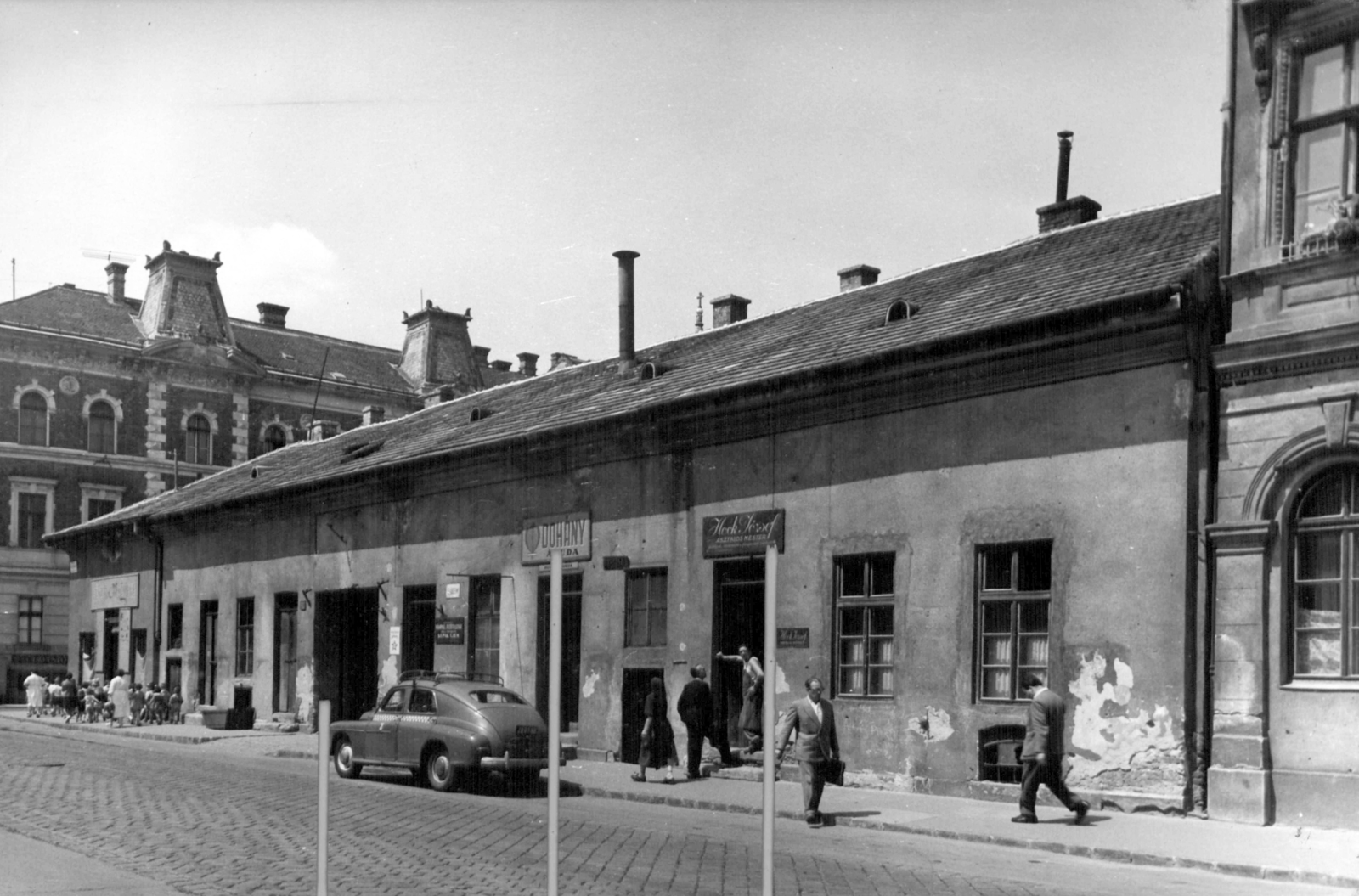 Hungary, Budapest VIII., II. János Pál pápa (Köztársaság) tér 29., balra a Luther utca. A kép forrását kérjük így adja meg: Fortepan / Budapest Főváros Levéltára. Levéltári jelzet: HU_BFL_XV_19_c_11, 1961, Budapest Főváros Levéltára / Városrendezési és Építészeti Osztályának fényképei, A Fővárosi Tanács VB Városrendezési és Építészeti Osztályának, Budapest, Fortepan #102477