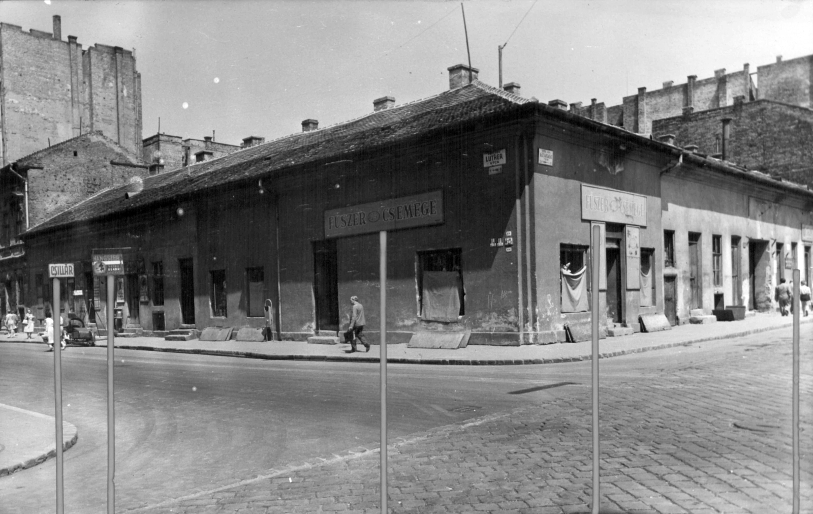 Magyarország, Budapest VIII., II. János Pál pápa (Köztársaság) tér - Luther utca sarok. A kép forrását kérjük így adja meg: Fortepan / Budapest Főváros Levéltára. Levéltári jelzet: HU_BFL_XV_19_c_11, 1961, Budapest Főváros Levéltára / Városrendezési és Építészeti Osztályának fényképei, A Fővárosi Tanács VB Városrendezési és Építészeti Osztályának, Budapest, Fortepan #102479