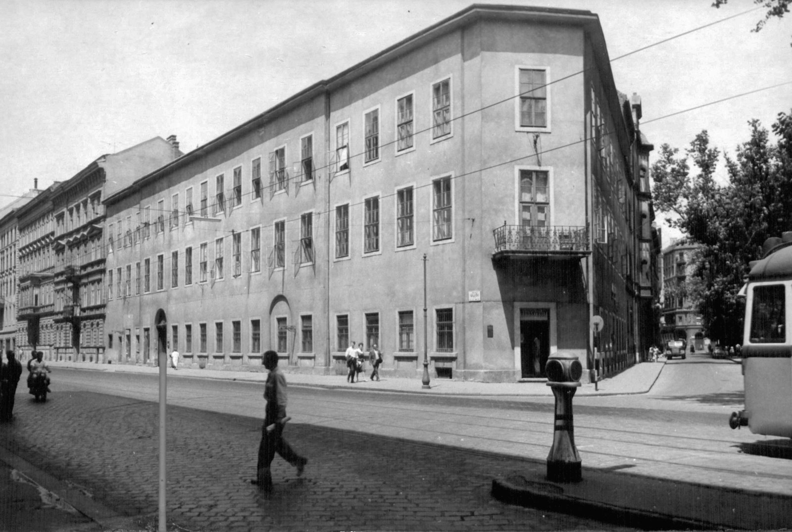 Hungary, Budapest VIII., Üllői út 24., Szentkirályi utca sarok, a Magyarországi Evangélikus Egyház Országos Irodája. A kép forrását kérjük így adja meg: Fortepan / Budapest Főváros Levéltára. Levéltári jelzet: HU_BFL_XV_19_c_11, 1961, Budapest Főváros Levéltára / Városrendezési és Építészeti Osztályának fényképei, A Fővárosi Tanács VB Városrendezési és Építészeti Osztályának, Budapest, Fortepan #102494